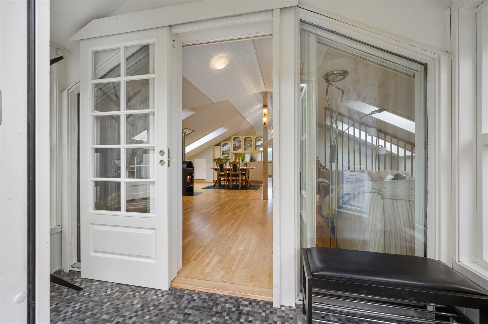 - Boligen har tilkomst både fra entré i 1. etasje og 2. etasje - Galleribilde