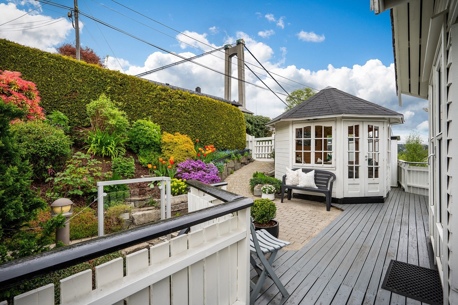 - Terrasse på 16,6m² hvor du kan nyte sol fra ca. kl. 08-20 i sommermånedene - Galleribilde