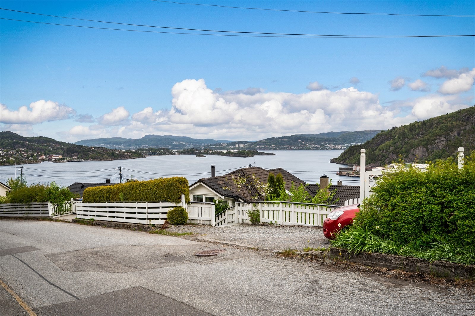 - Boligen disponerer en biloppstillingsplass på oppsiden av huset - Galleribilde