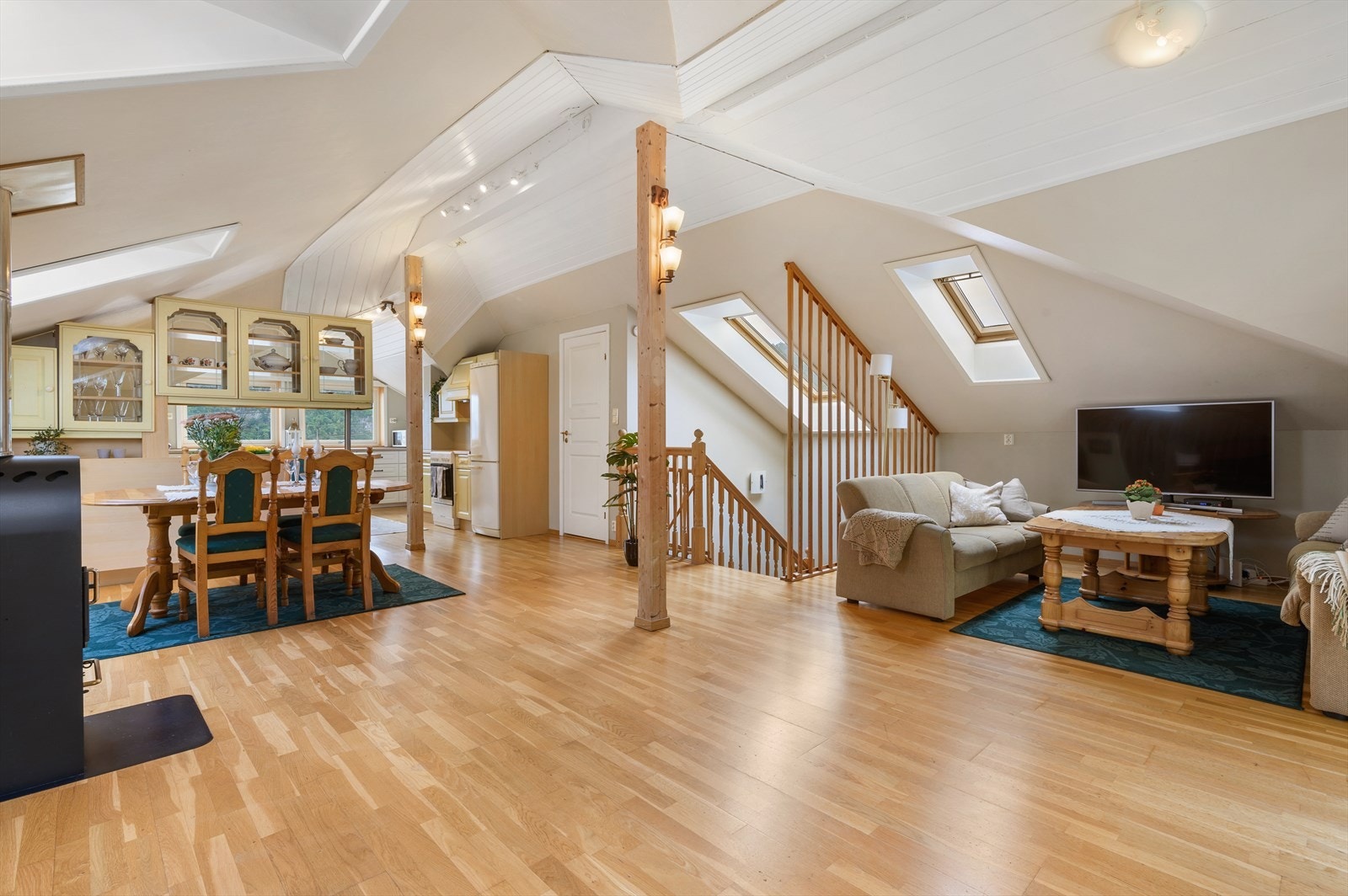 - Hovedetasjen inneholder stue, kjøkken, entré, bod og trapp - Galleribilde