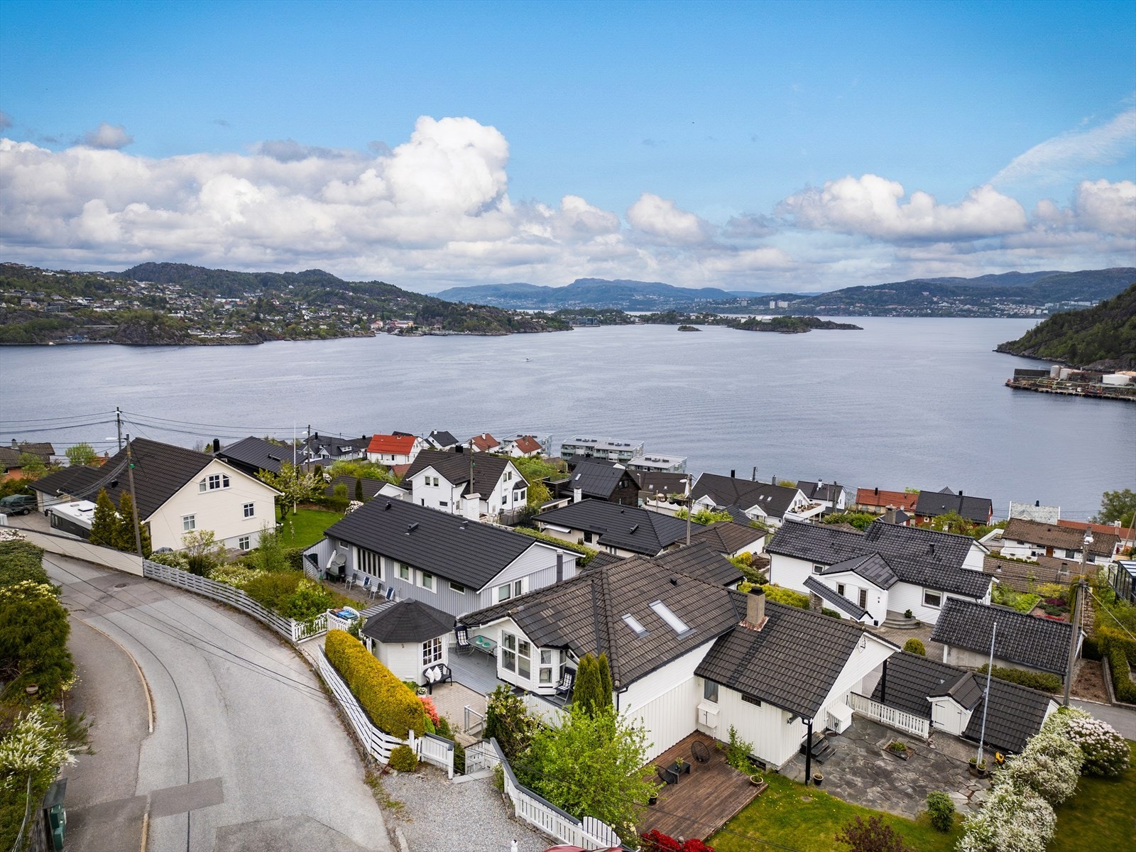 - 5 minutters gange til nærmeste busstopp hvor du finner 9 ulike linjer - Galleribilde
