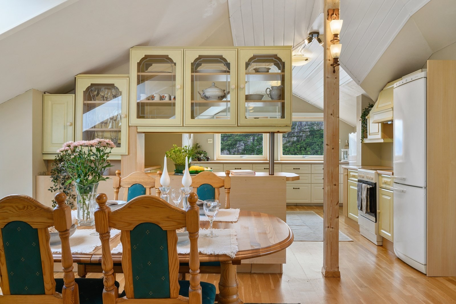 - Delvis åpning mot kjøkkenet sørger for en sosial sone - Galleribilde