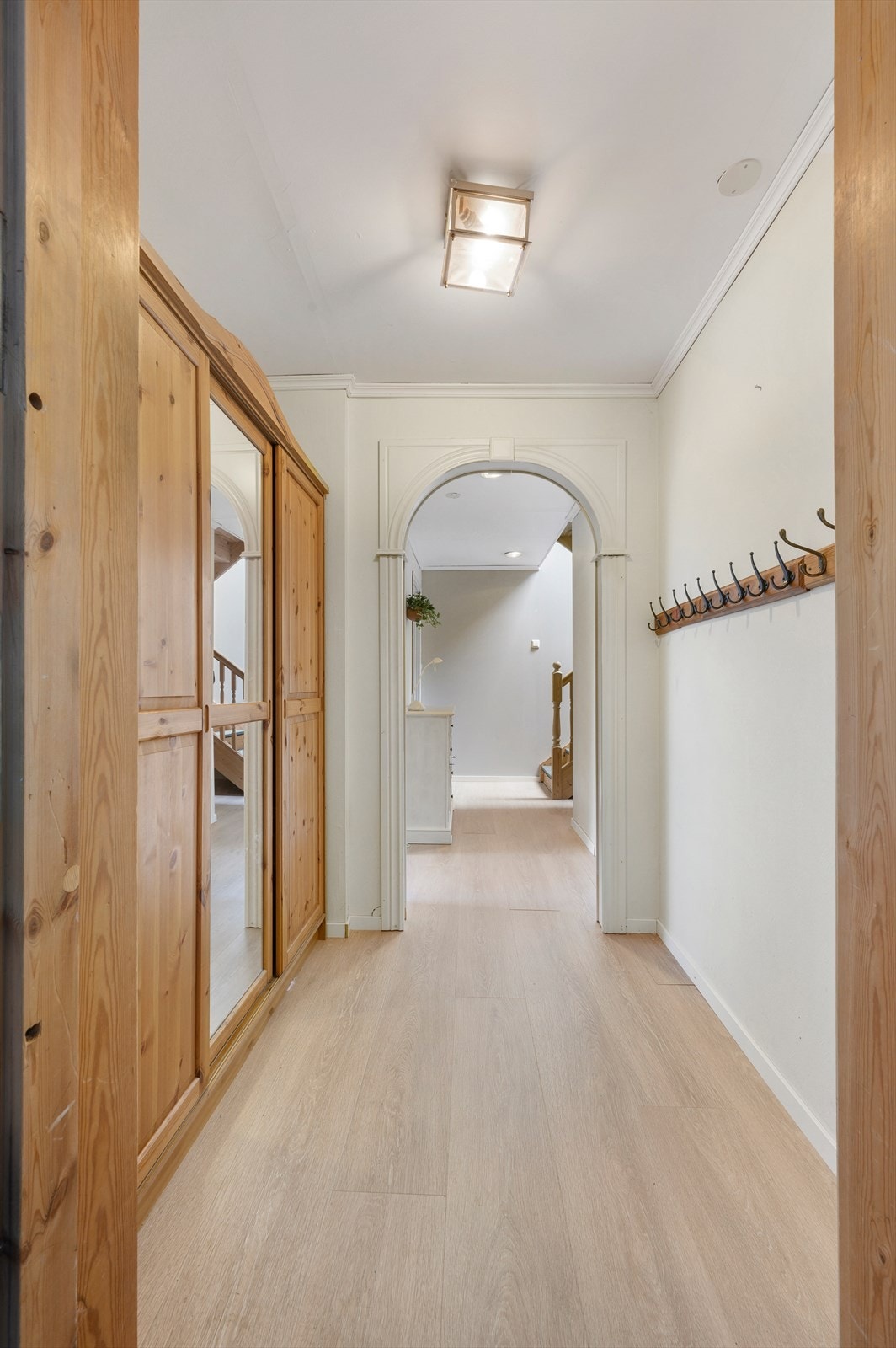 - Romslig inngangsparti med god plass til oppbevaring av sko og tøy - Galleribilde