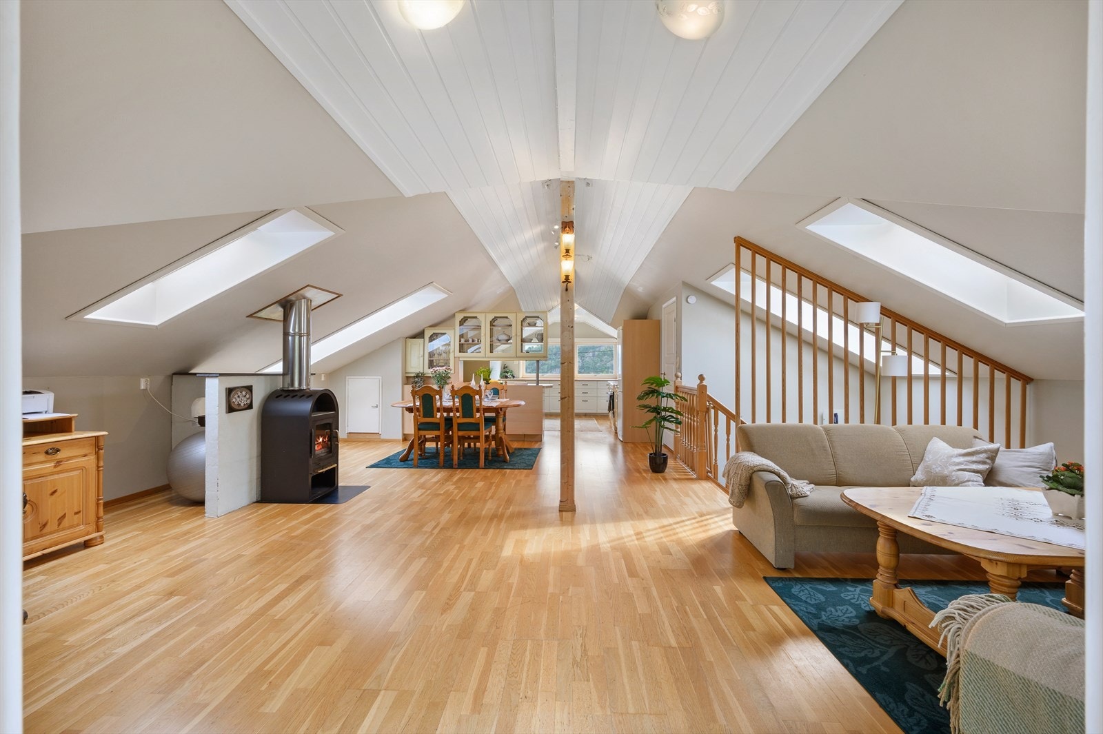 - Boligen har et totalt BRA-i på 103m² fordelt over 2 plan - Galleribilde