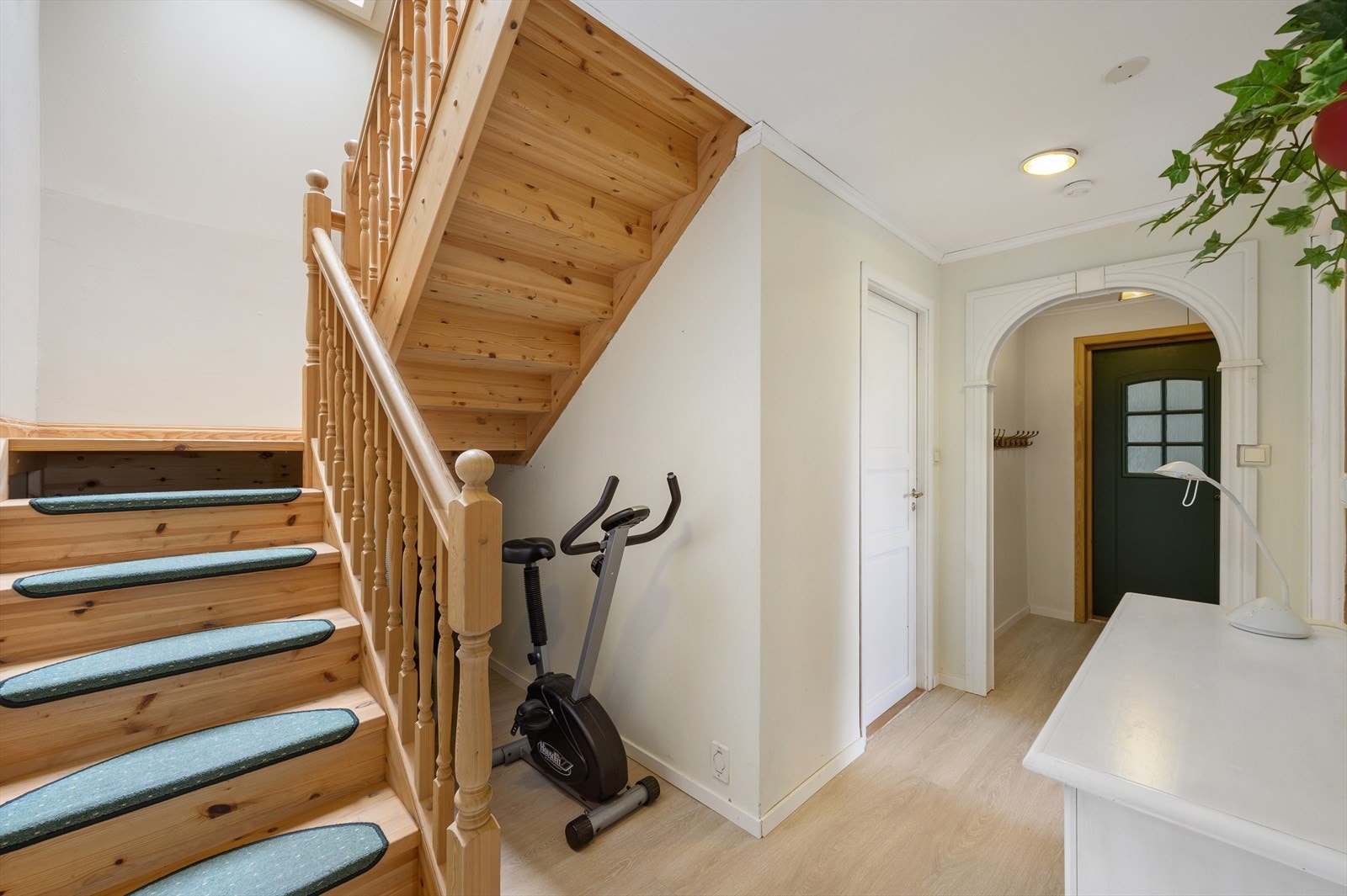 - Vi beveger oss ned i underetasjen som inneholder entré, gang/trapperom, 2 soverom, vaskerom og bad - Galleribilde