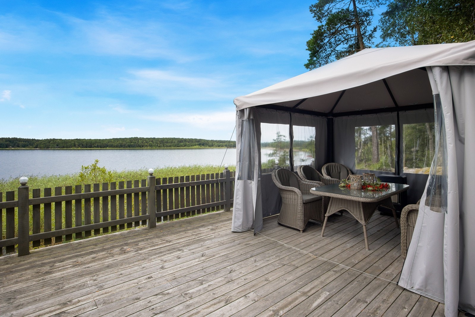 Paviljong og hagemøbler på terrassen medfølger salget. Galleribilde