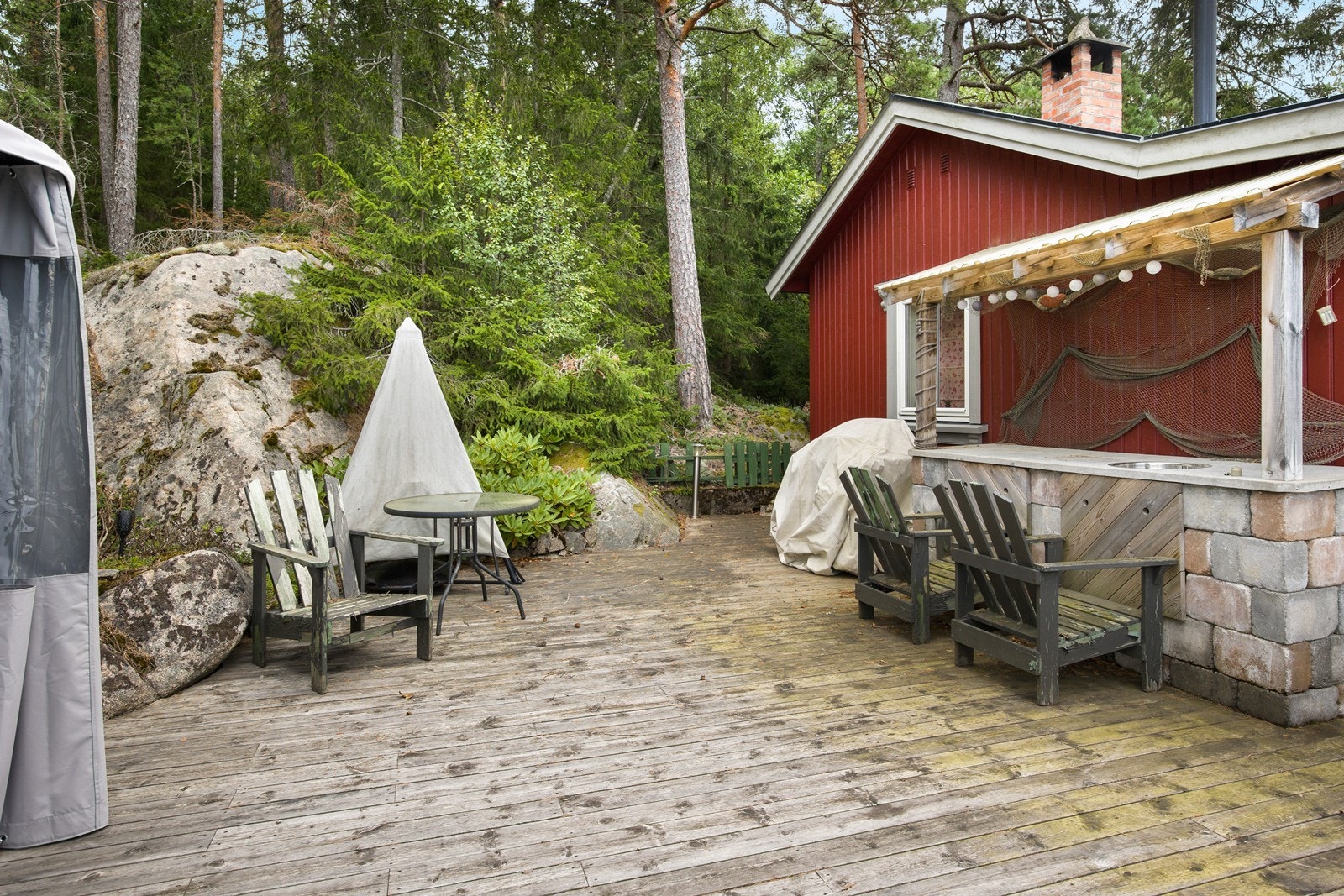 Eiendommen har en stor terrasse med blant annet utekjøkken. Galleribilde