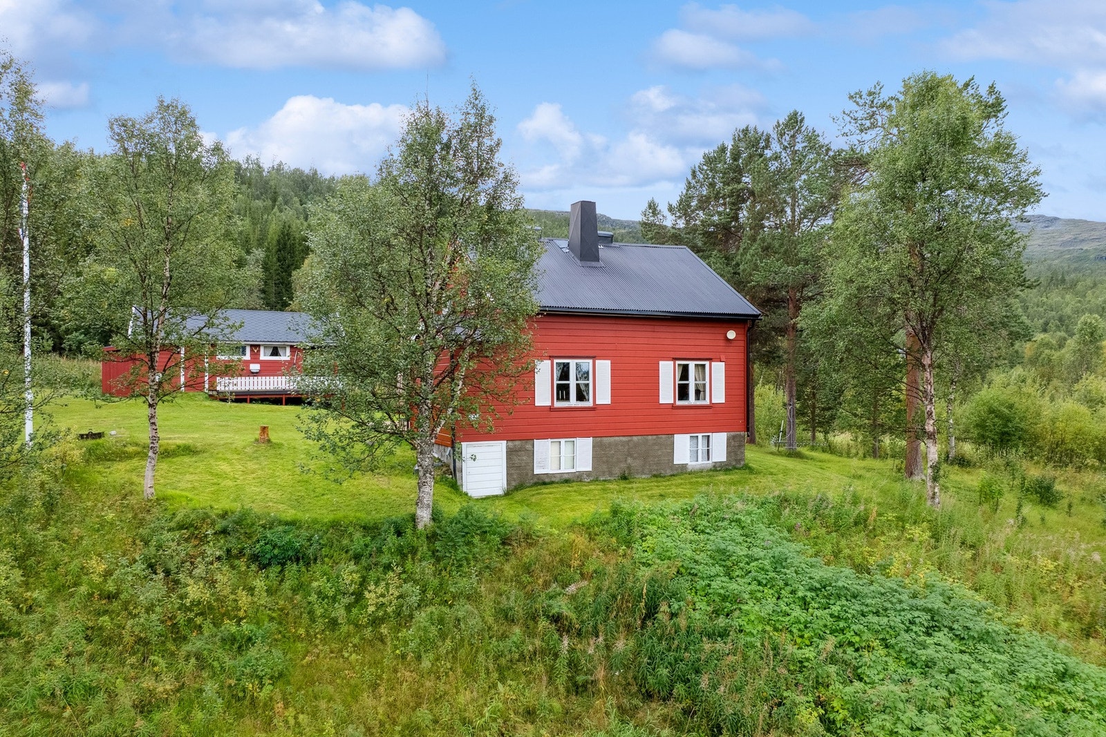 Fasade fra veien nede ved vannet. . Galleribilde