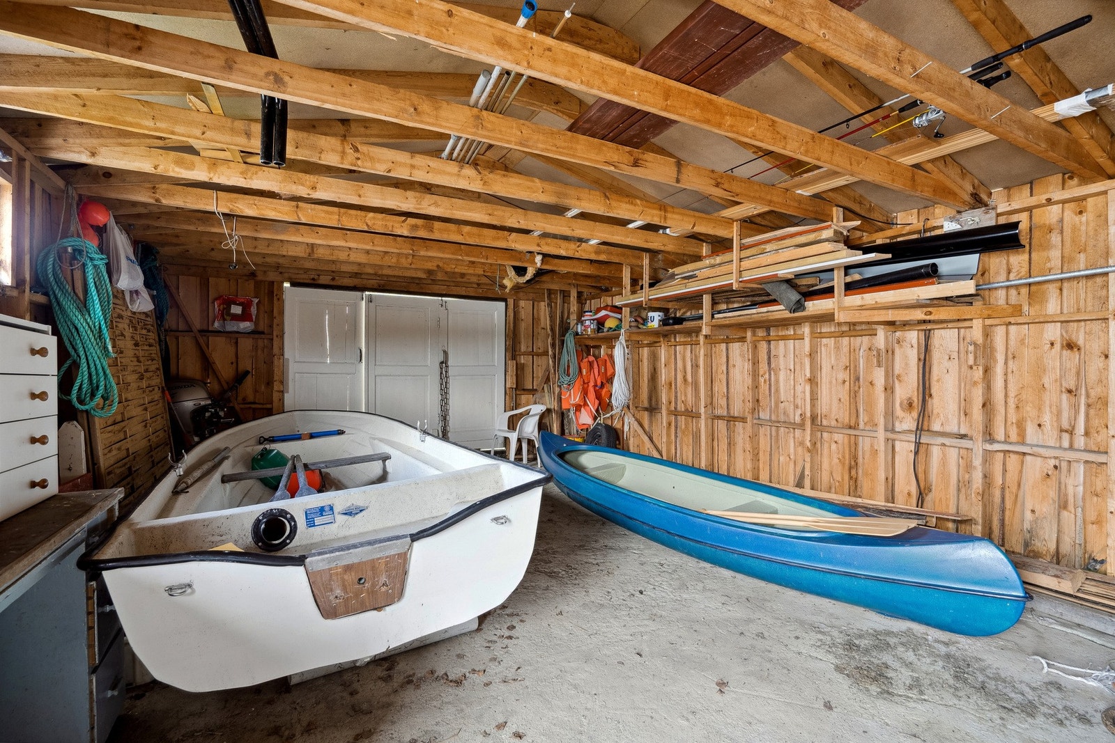 Naustet. Den hvite båten og motoren som står innerst til høyre medfølger i handelen. Galleribilde