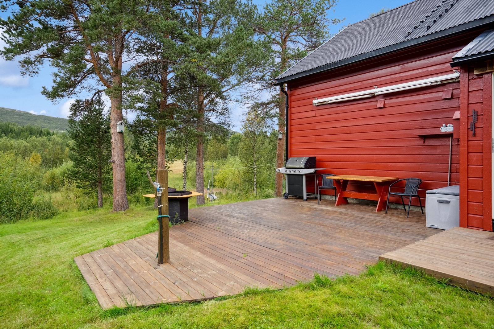 Solrikt og lun terrasse utenfor inngangspartiet Galleribilde