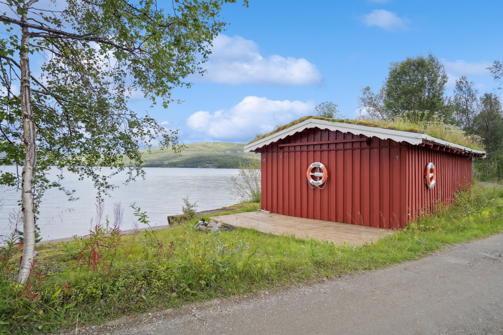 Fasade av naustet som ligger nede ved vannet. Galleribilde