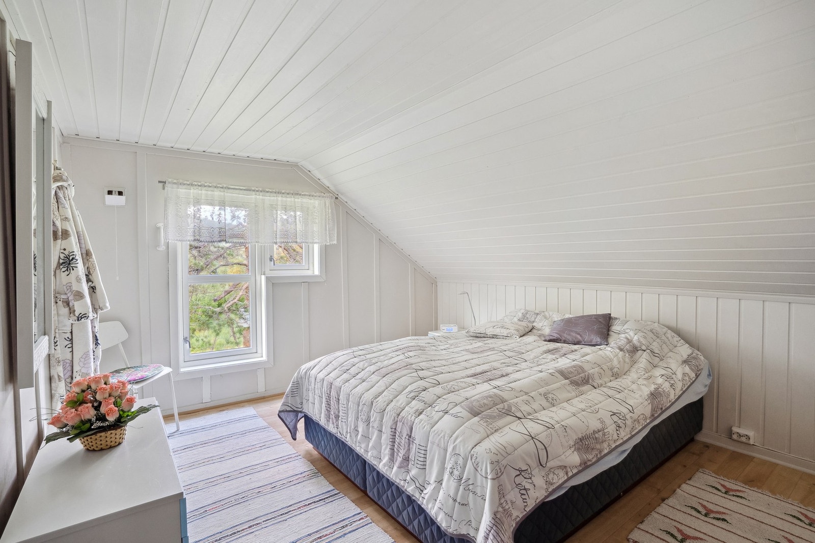 På loftet finner man 3 store soverom + en soveralkove. Galleribilde