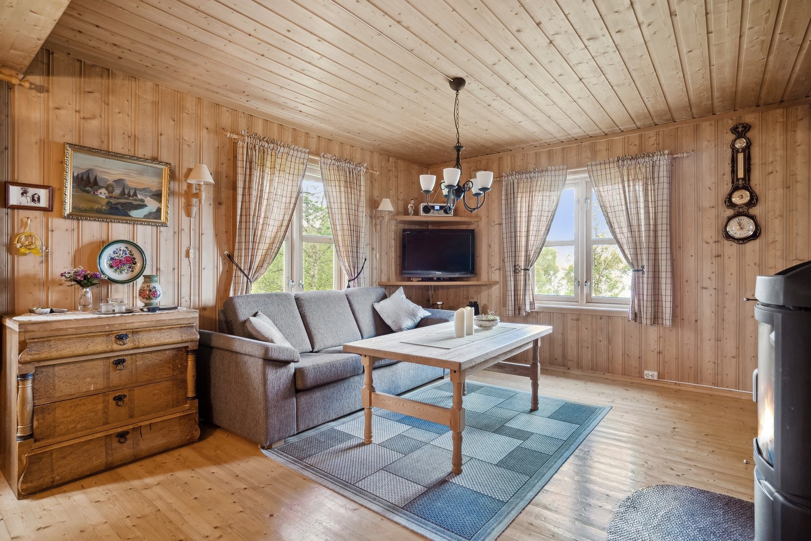 Stue med vindu ned mot Takvatn. Galleribilde