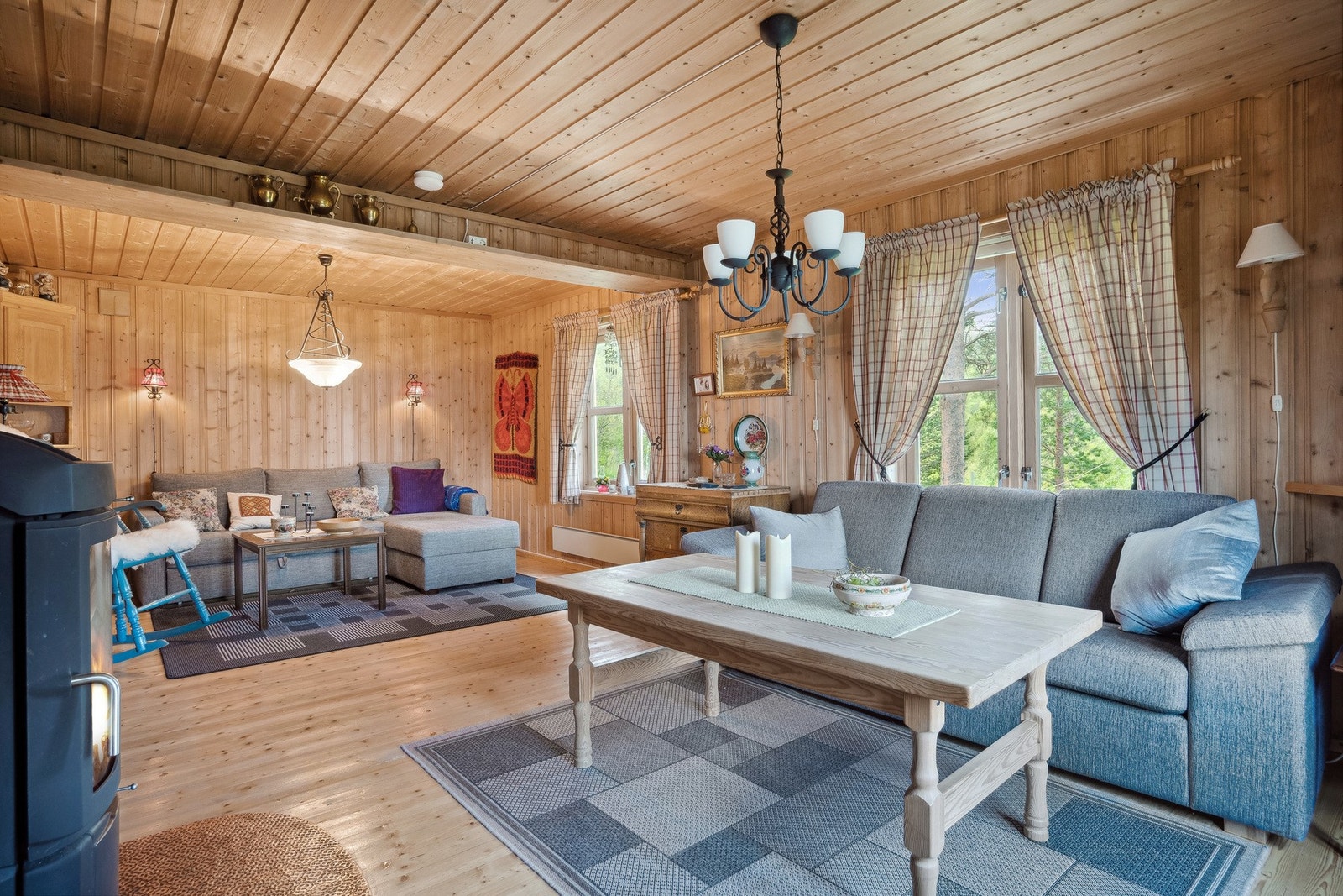 God og koselig stue med flere soner og vedfyring Galleribilde