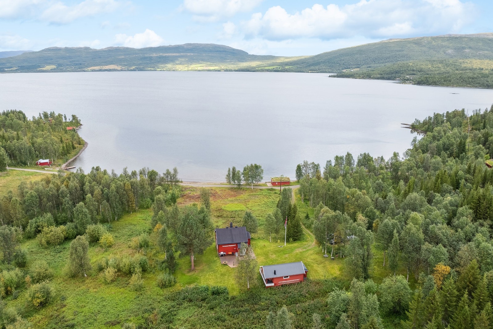 Stor hytte med anneks og naust på en eiendomstomt på over 5 mål. Galleribilde