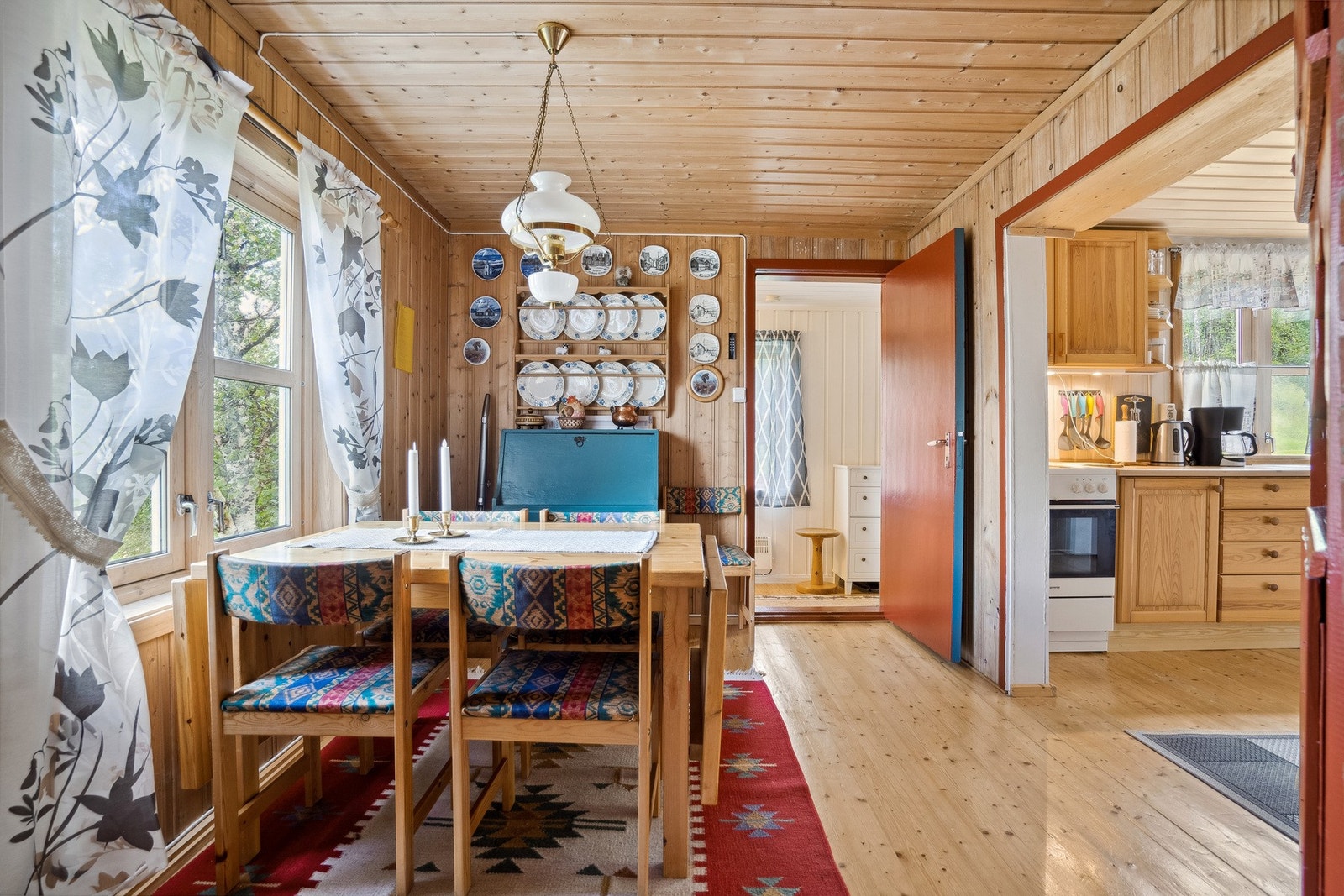 Spisestue med åpen løsning mot kjøkken Galleribilde