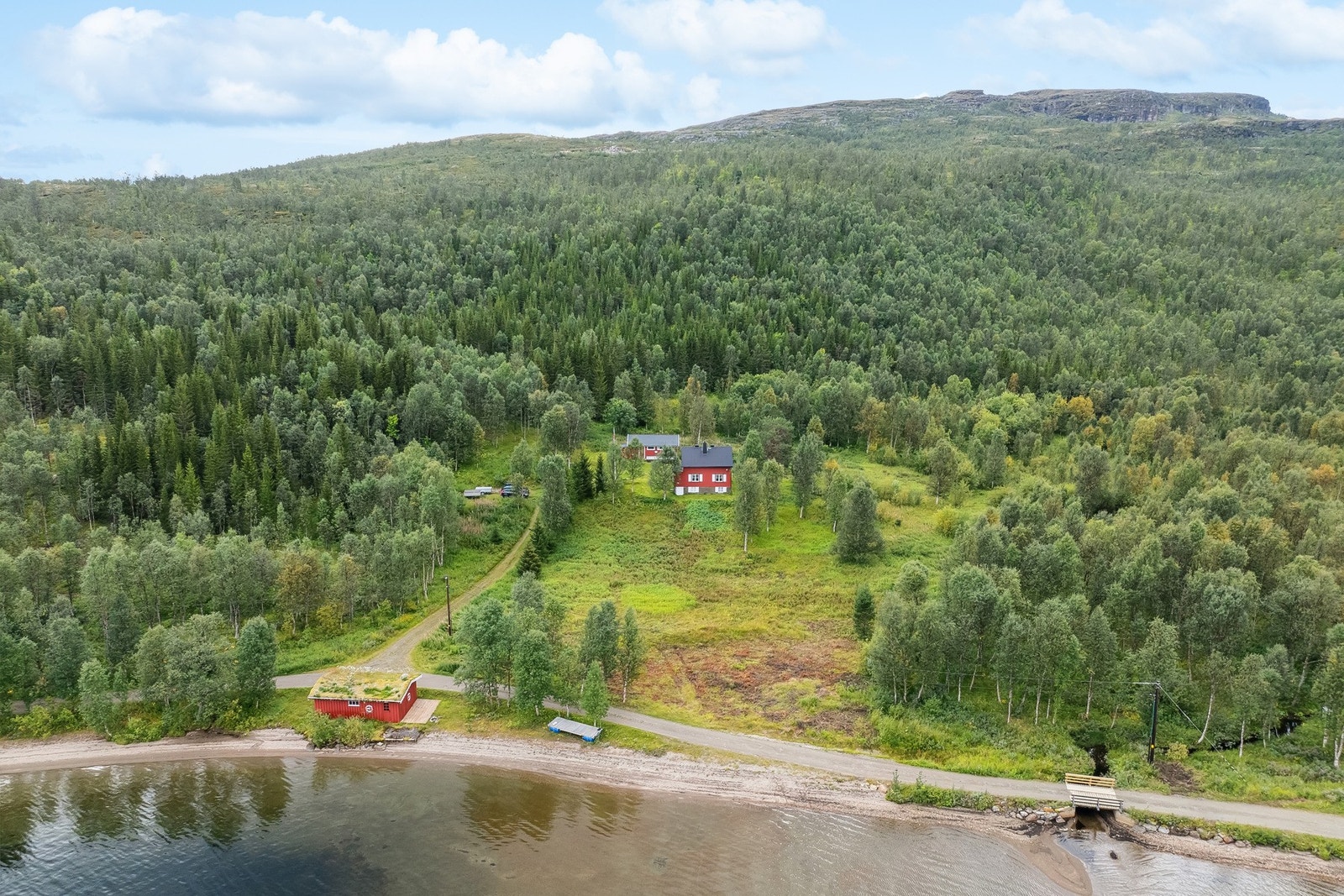 Velkommen til Strømstadkjosen 131! Flott hytte på en nydelig eiendom på populære Takvatn, Stor hytte med anneks og naust på en eiendomstomt på over 5 mål. Det er vedtatt hel års brøyting på årsmøte datert den 21.06.2025. Galleribilde