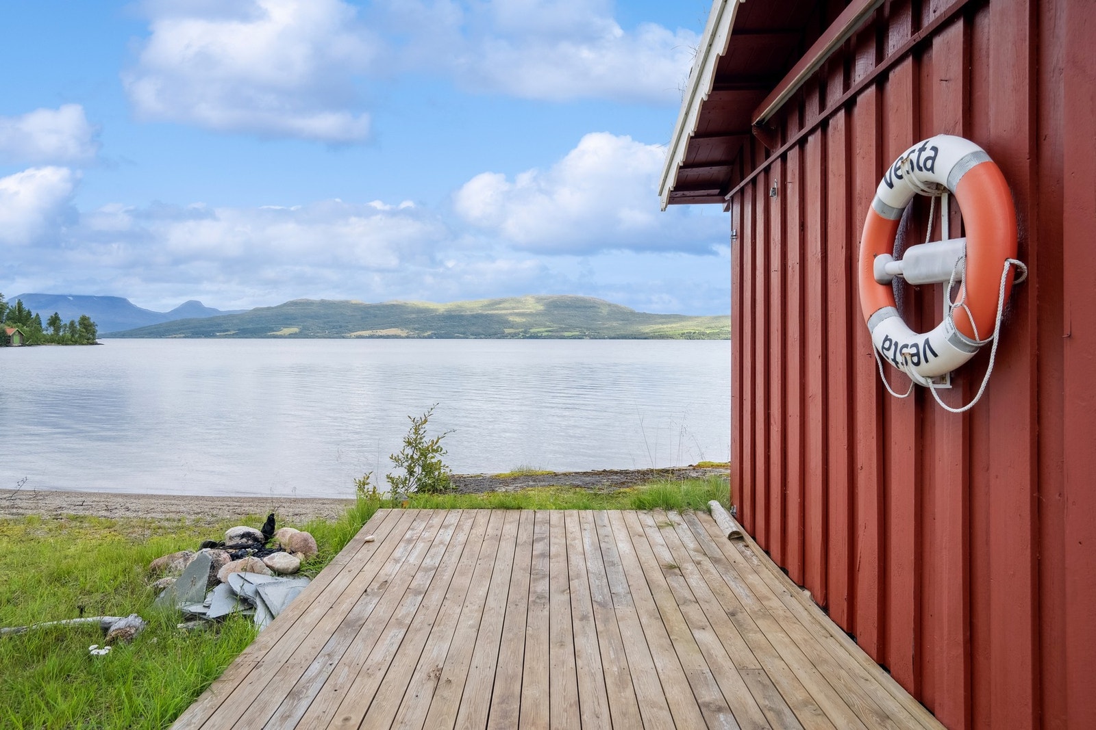 Platting utenfor naustet.. Her kan man nyte både sola, utsikten og stillheten. Galleribilde
