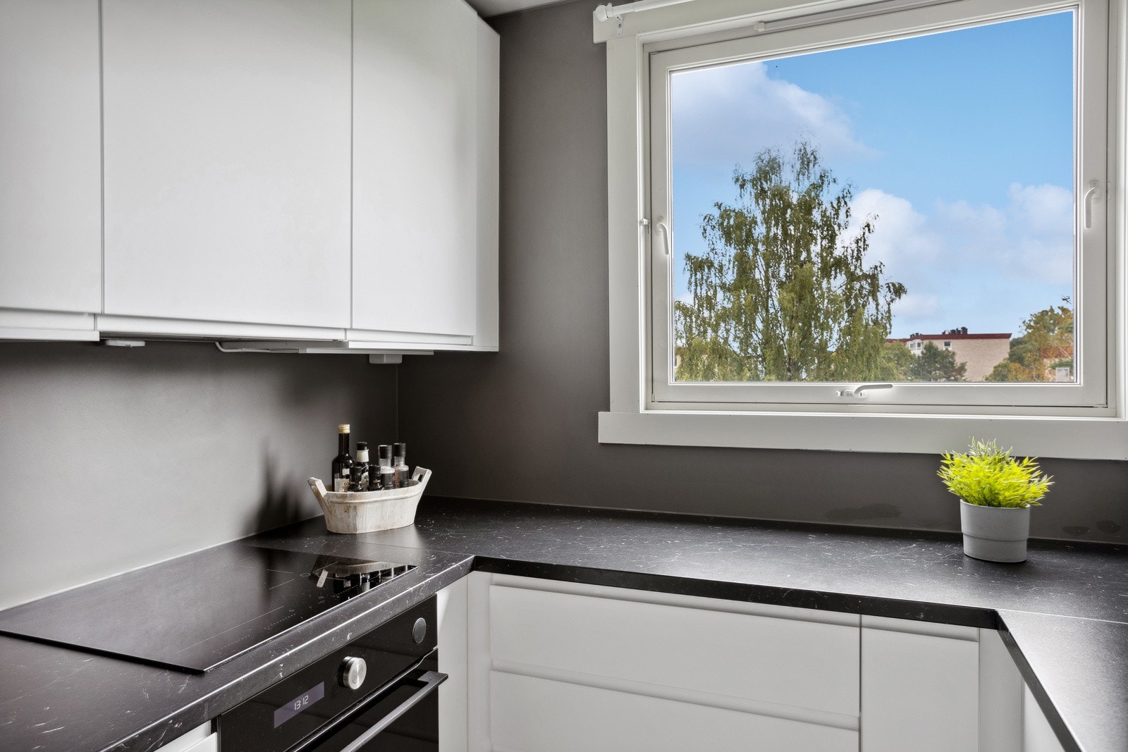 Pent og innholdsrikt kjøkken fra IKEA med god skap- og ekstra god benkeplass. Galleribilde