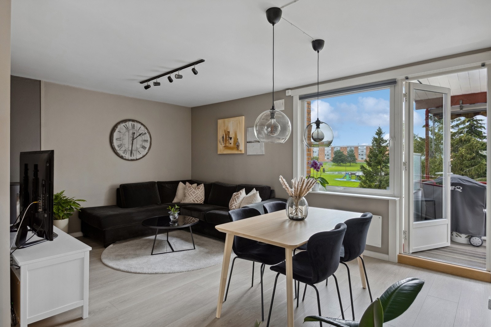 Stue med fin plass til spisebord i tillegg til sofagruppe. Galleribilde