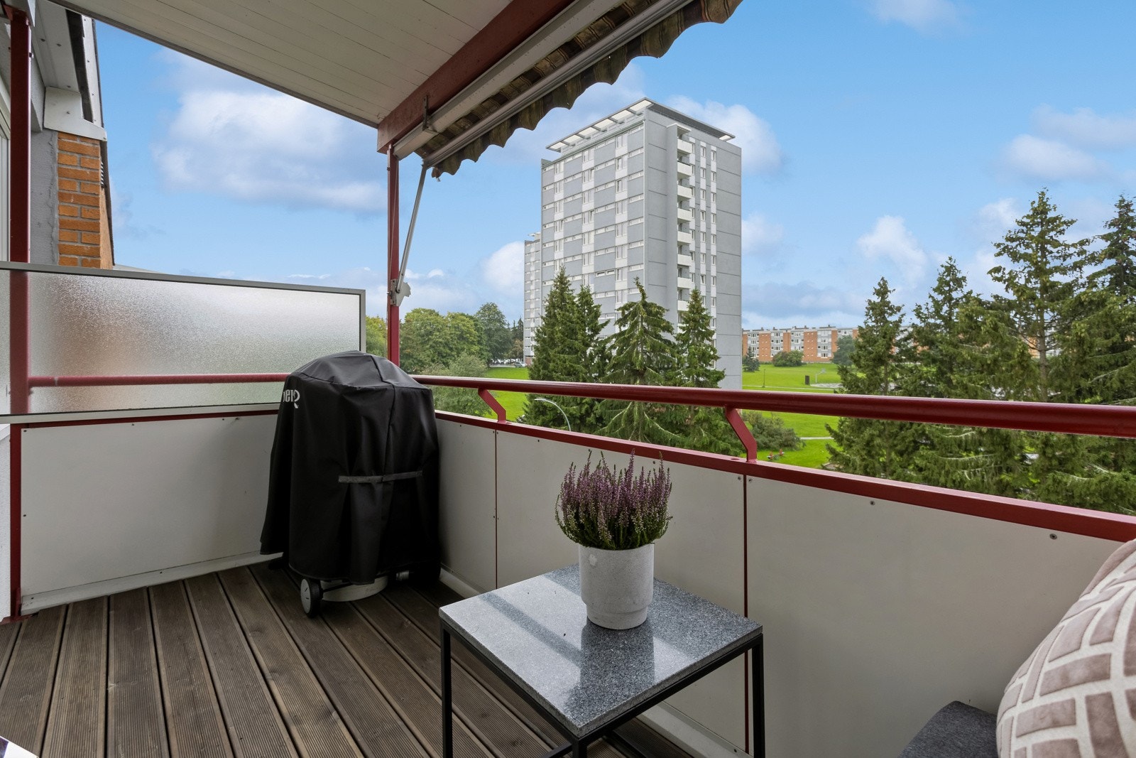 Overbygd og fin balkong med ettermiddags- og kveldssol. Markise og lune tremmegulv. Galleribilde