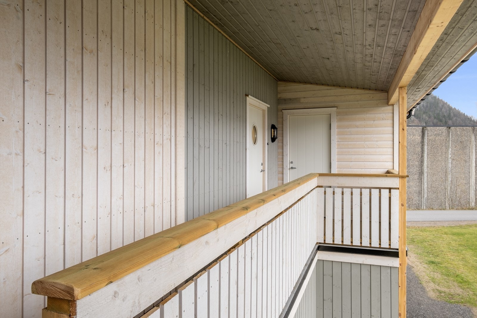 Utvendig inngangsbalkong med utvendig bod v/inngangsdør Galleribilde