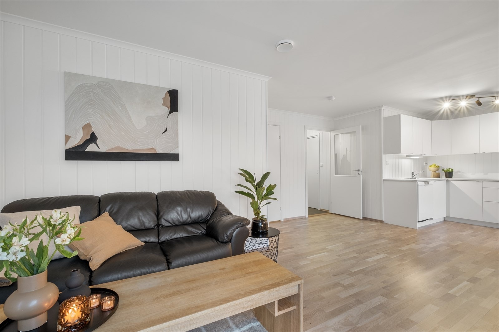 Det er parkett i hele stuen og på kjøkkenet Galleribilde