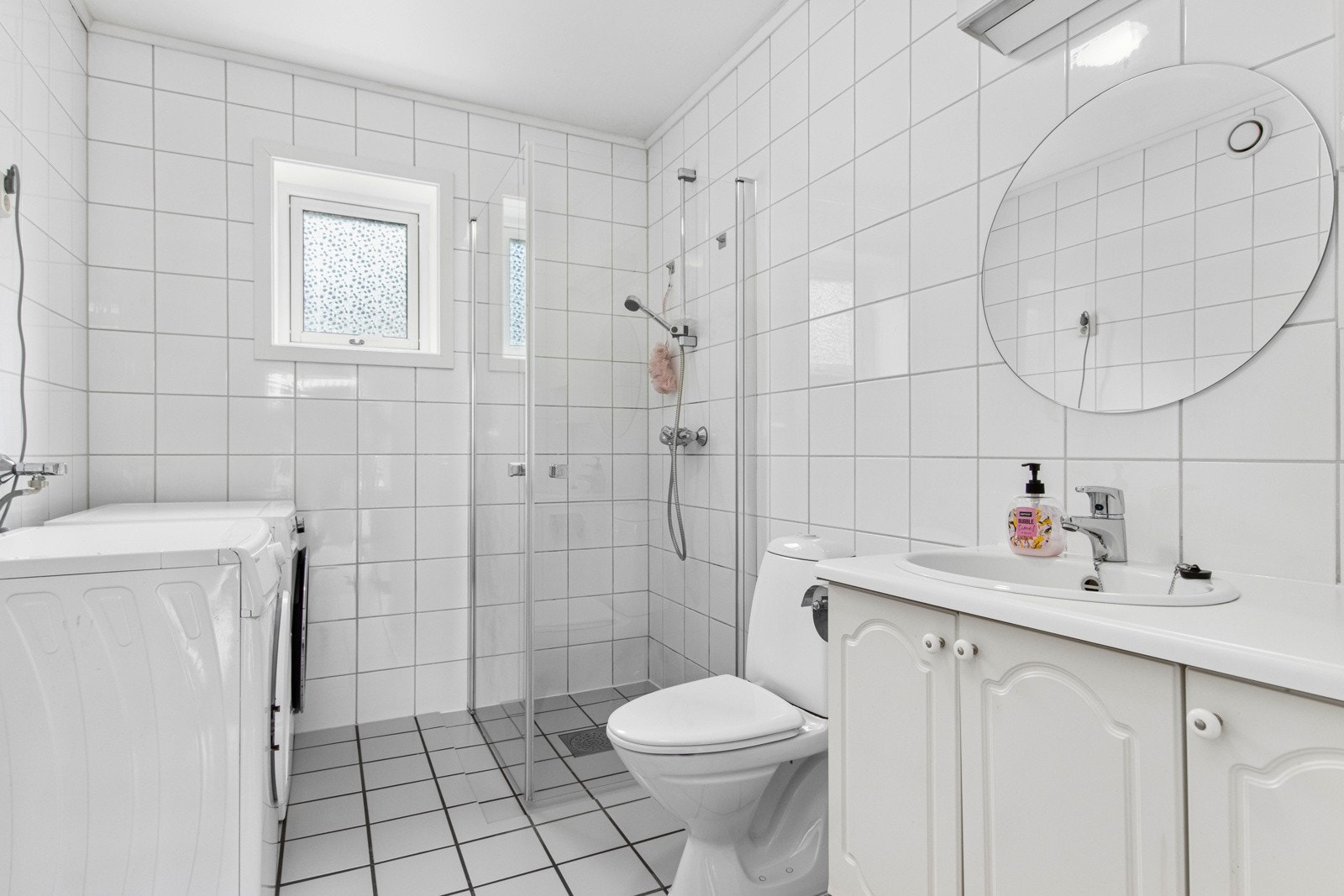 Flislagt bad med opplegg for vaskemaskin og tørketrommel. Galleribilde