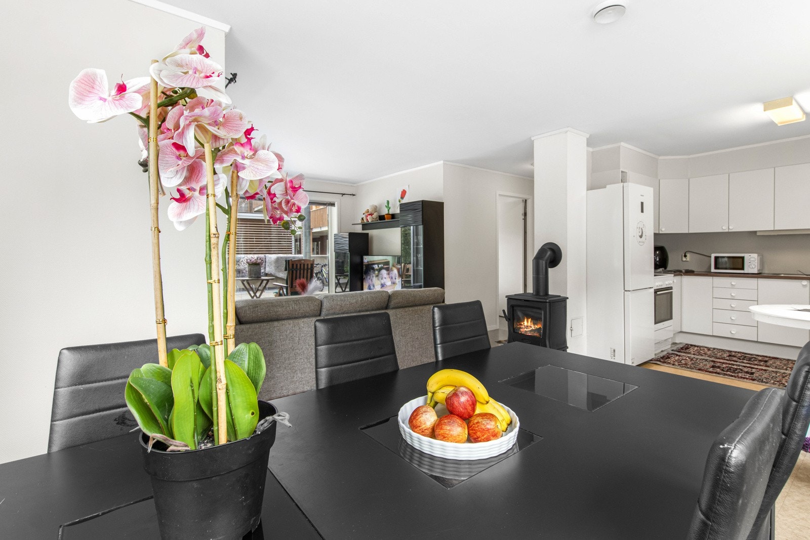 Vedfyring i tillegg til elektrisk oppvamring. Galleribilde