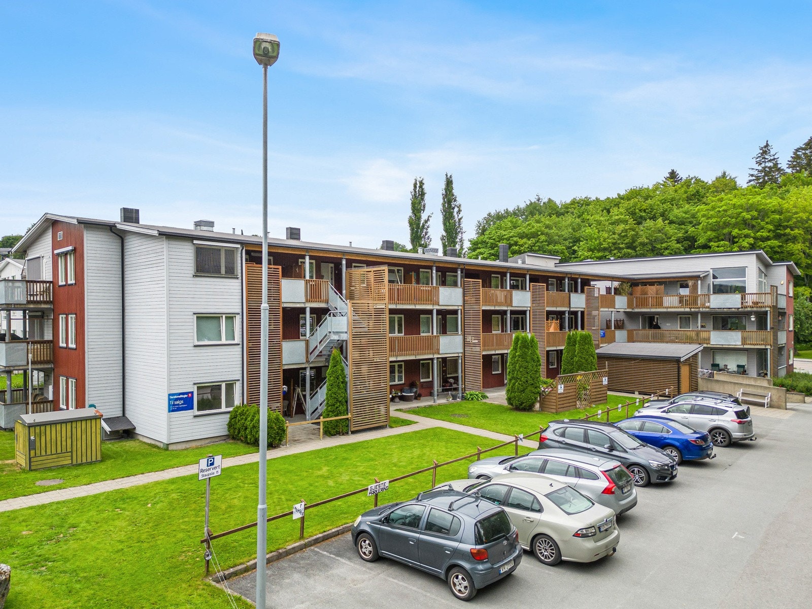 Svært godt med parkering utendørs i tillegg til garasjekjeller. Galleribilde