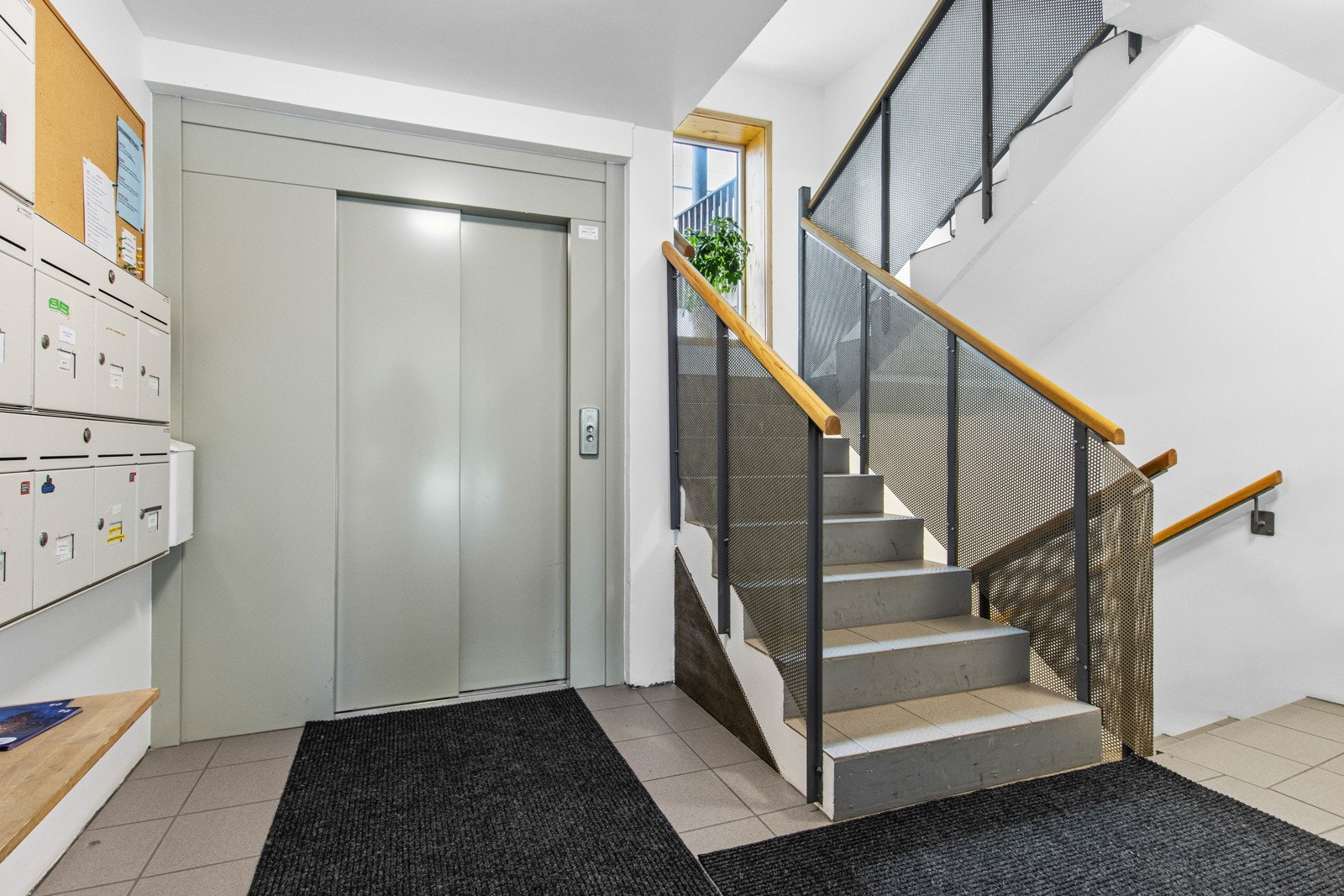 Heis fra garasjekjeller og opp til leiligheten. Galleribilde