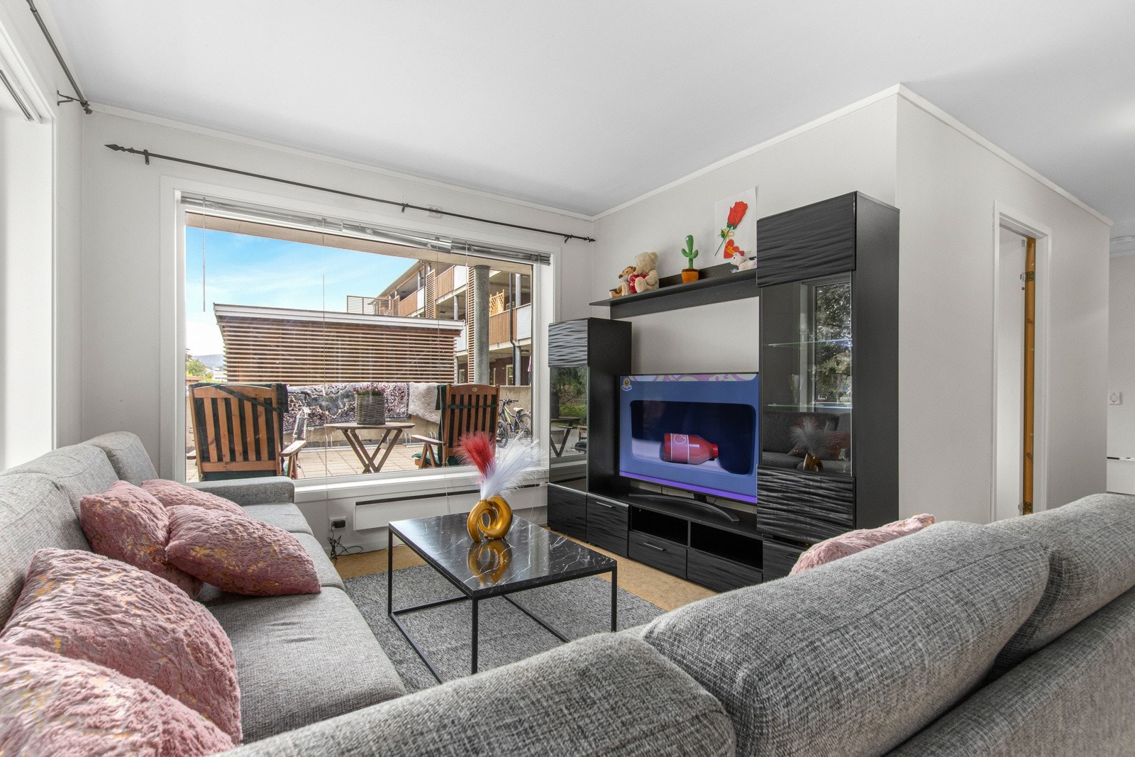 Kabel-tv og internett er inkludert i felleskostnadene. Galleribilde