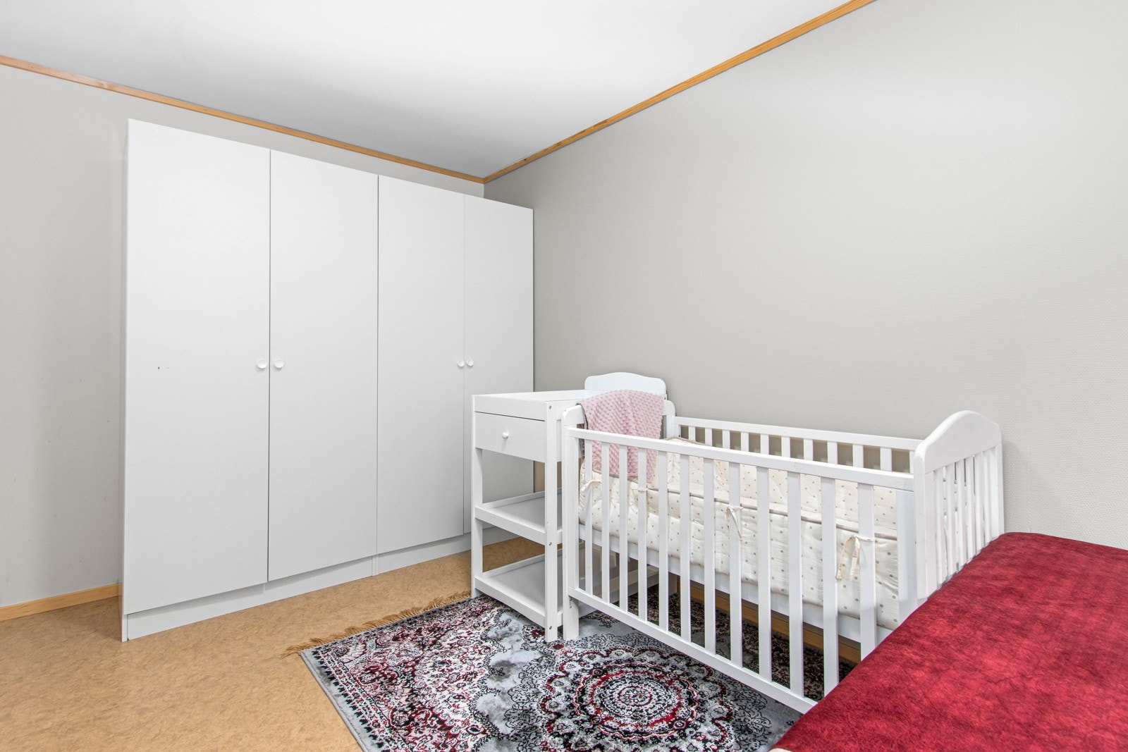 Garderobeskap på soverom medfølger, Galleribilde