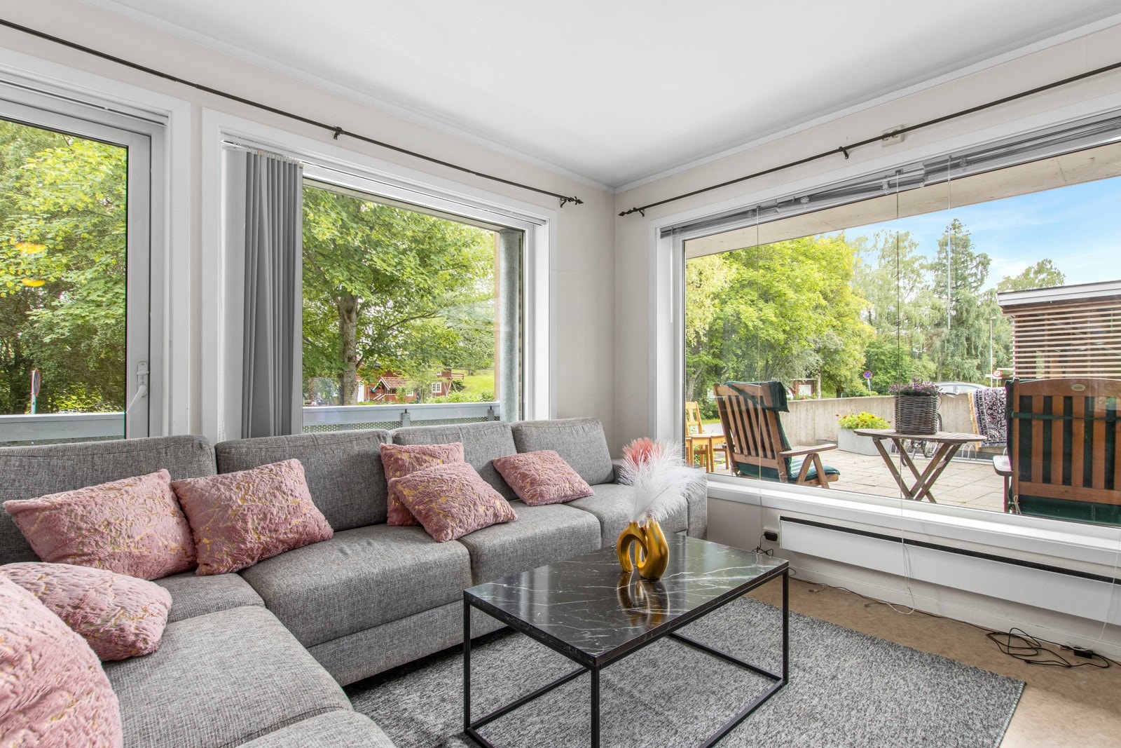 Romslig stue med god plass for flere sittegrupper. Galleribilde