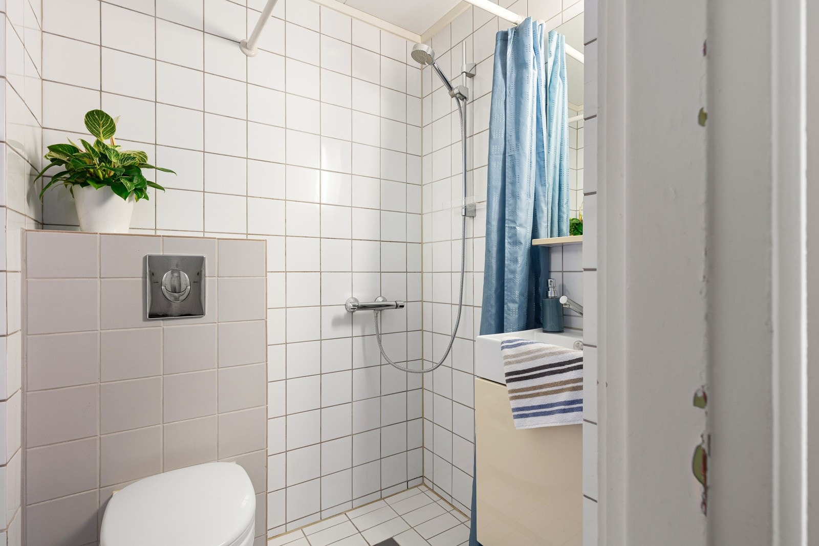 Adkomst fra entré til flislagt bad. Galleribilde