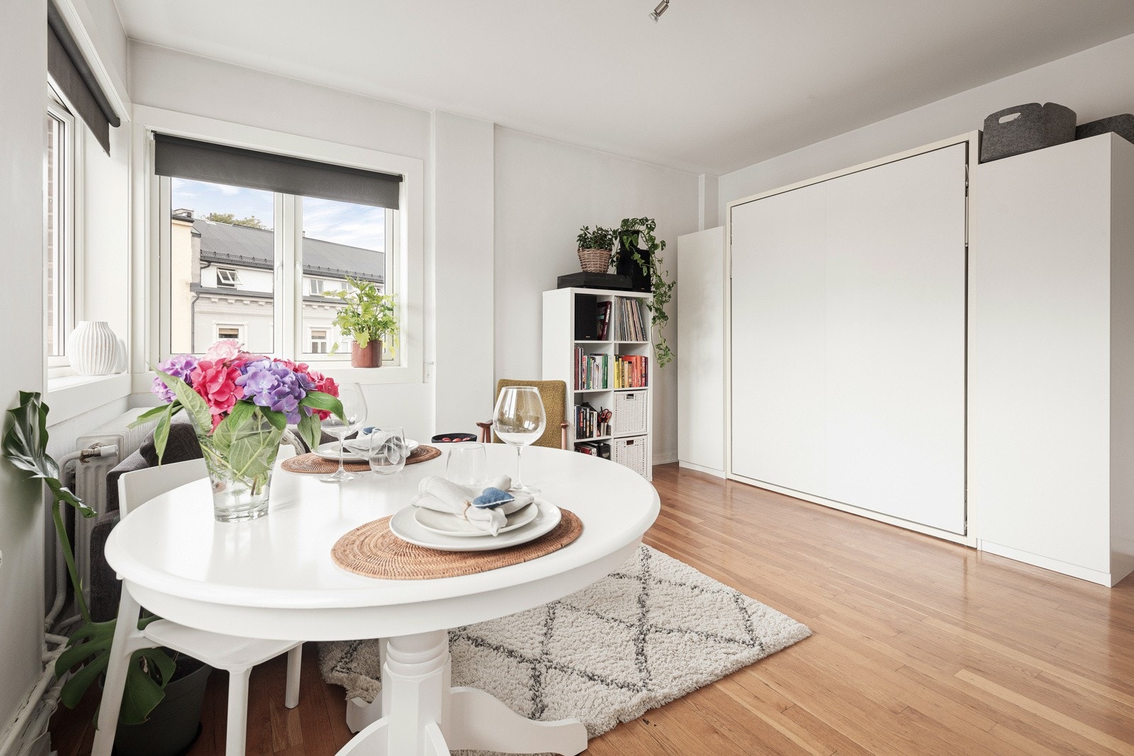 Leiligheten ligger fint til på enden av byggets 5. etasje med heis. Galleribilde