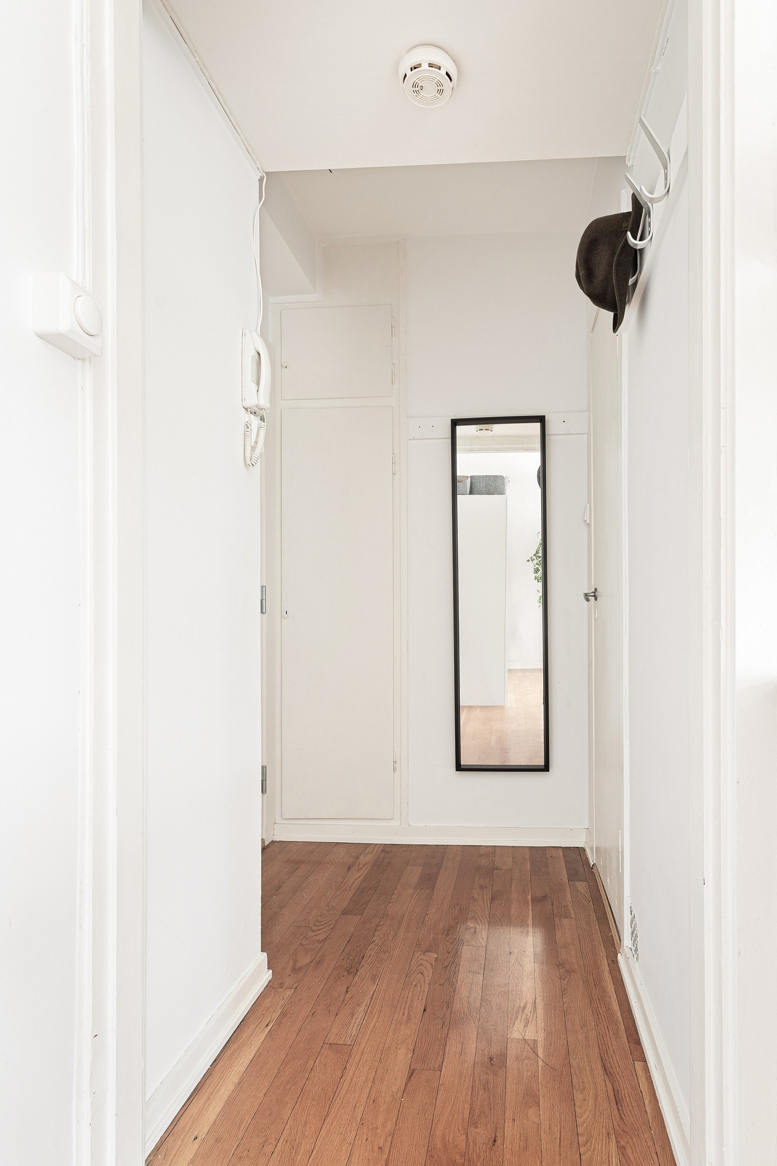 Entré med plass til oppbevaring av yttertøy og sko. For ytterligere oppbevaringsplass disponerer leiligheten en loftsbod. Galleribilde