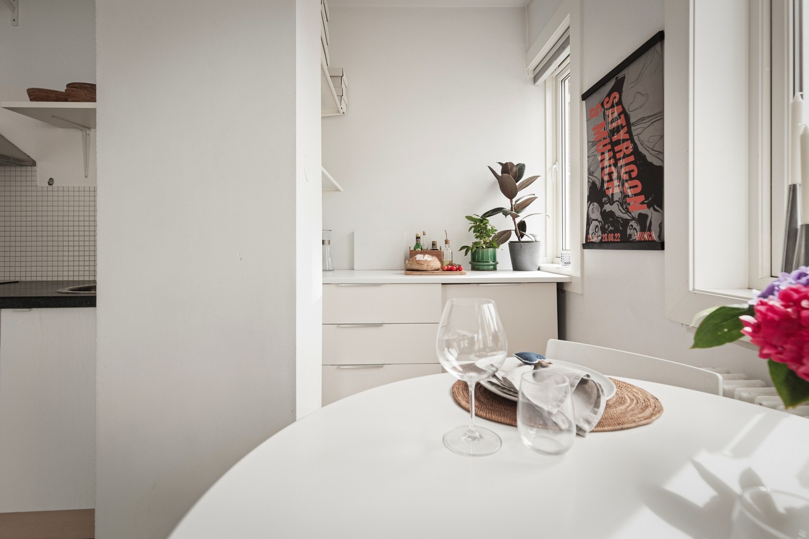 Kjøkkenet er inndelt i to soner. Galleribilde