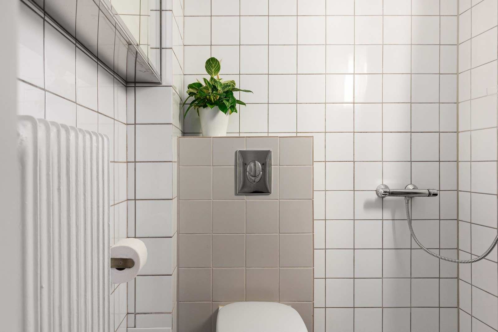 Badet er oppvarmet med radiator. Galleribilde