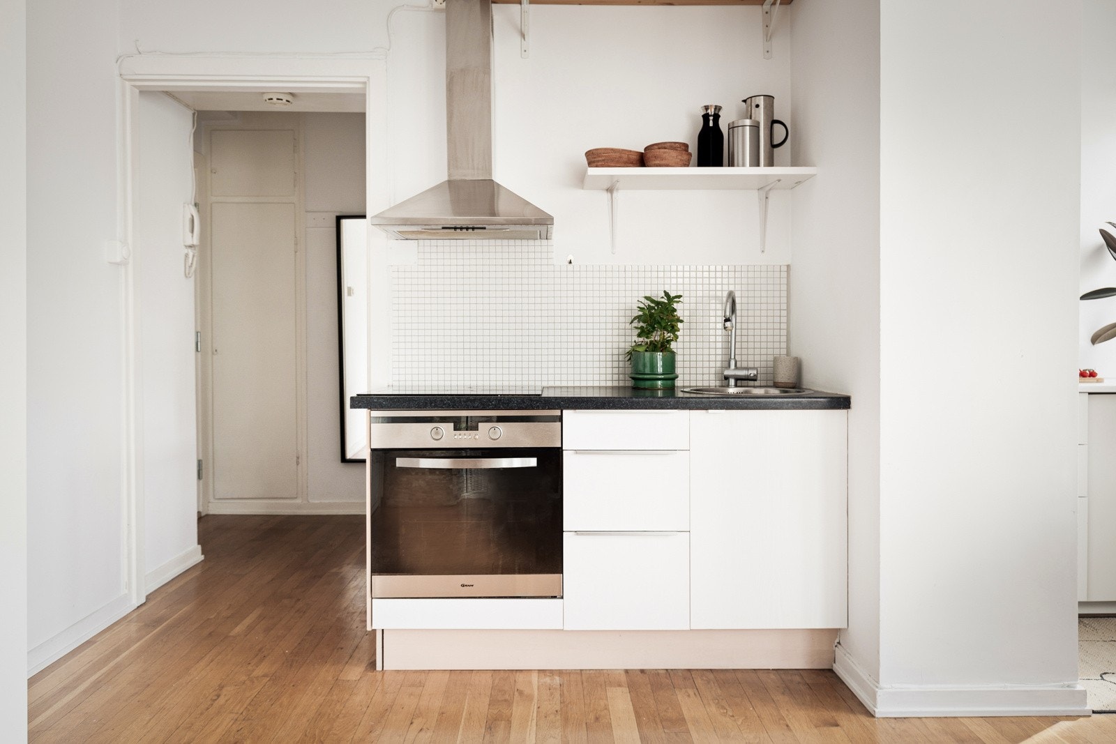 Integrerte hvitevarer: keramisk platetopp, stekeovn og kjøleskap med fryseboks. Galleribilde