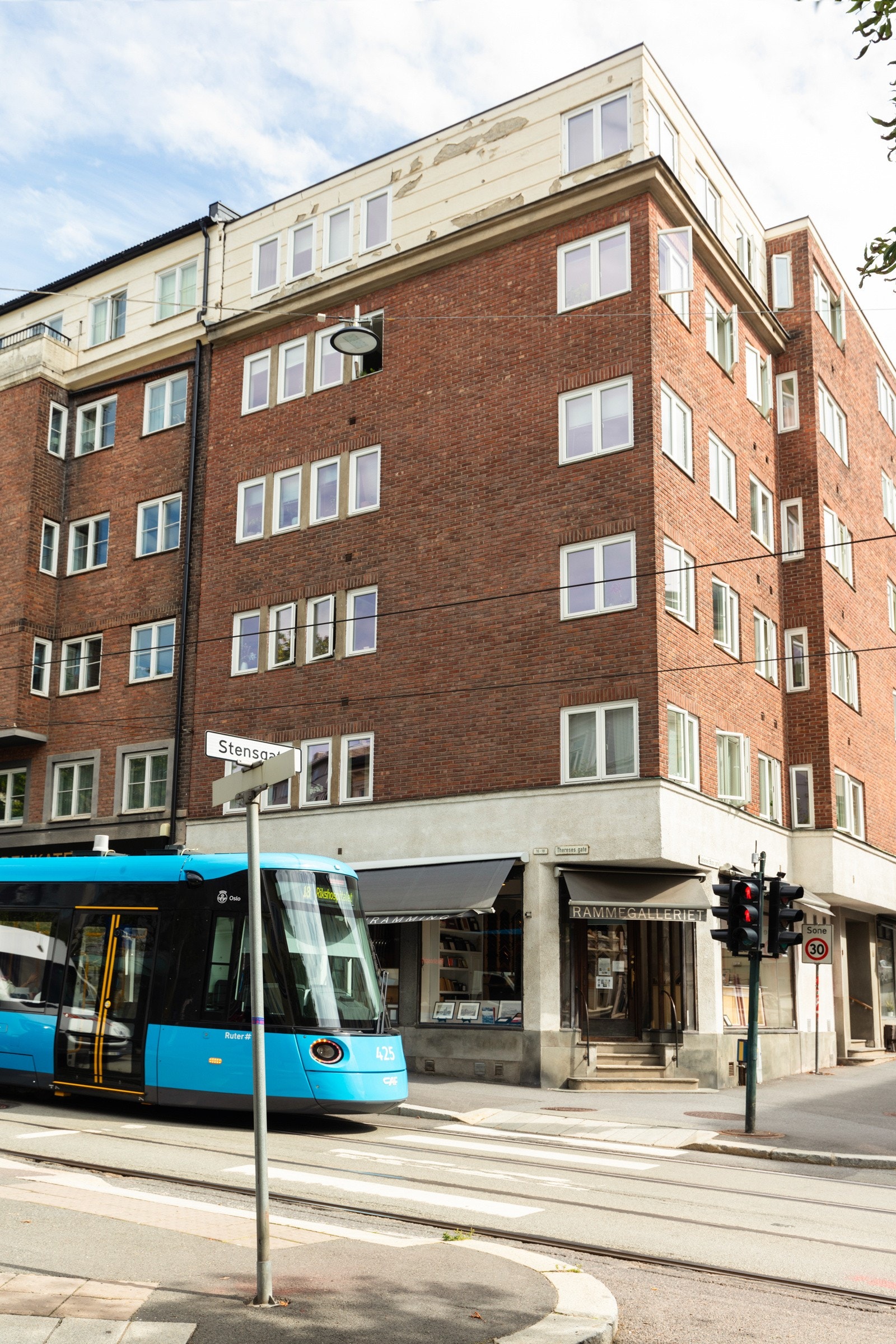 Fasade. Matbutikken Bunnpris finner du lett tilgjenglig i byggets 1.etasje. Åpent 7 dager i uken. Galleribilde