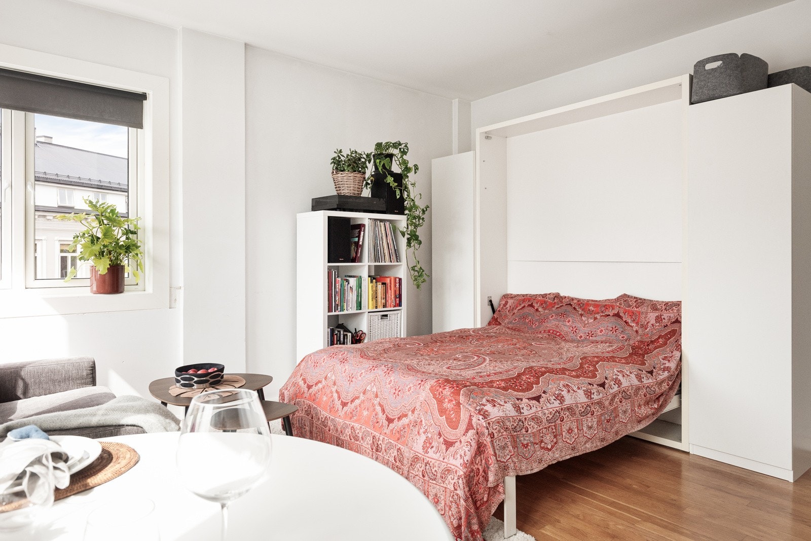 Stuen er innredet med praktisk skapseng. Galleribilde