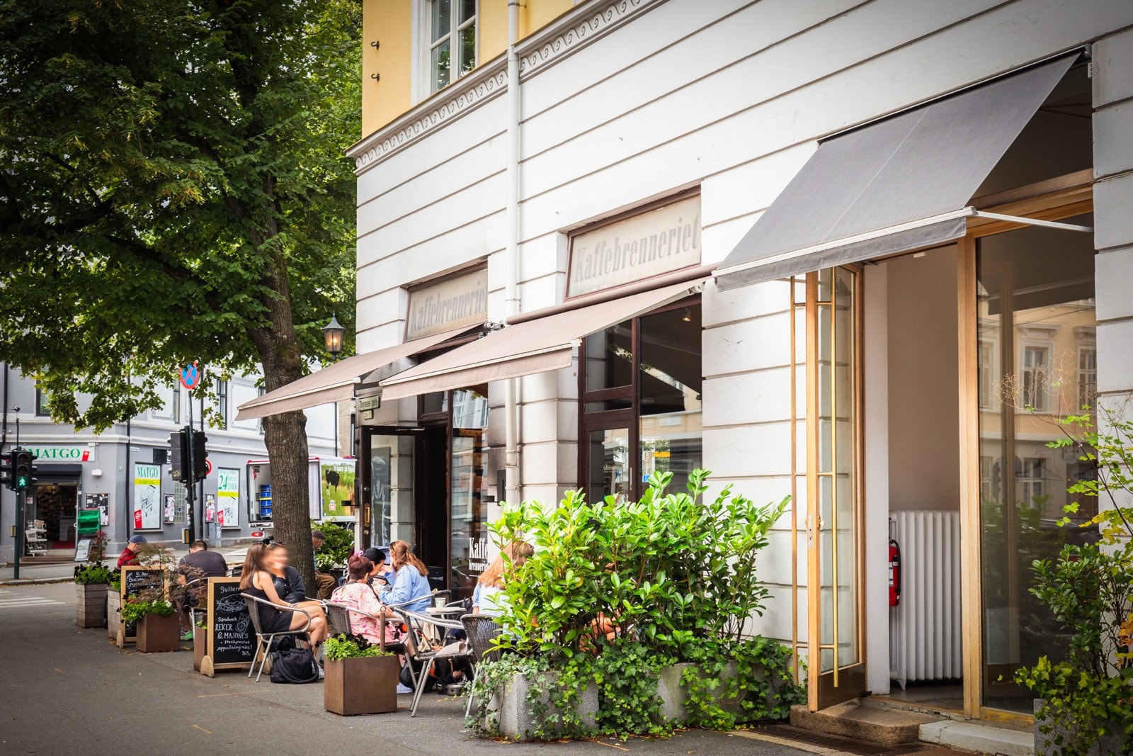 Utenfor døren finner du alt av fasiliteter som kaféer, restauranter og dagligvareforretninger. Galleribilde