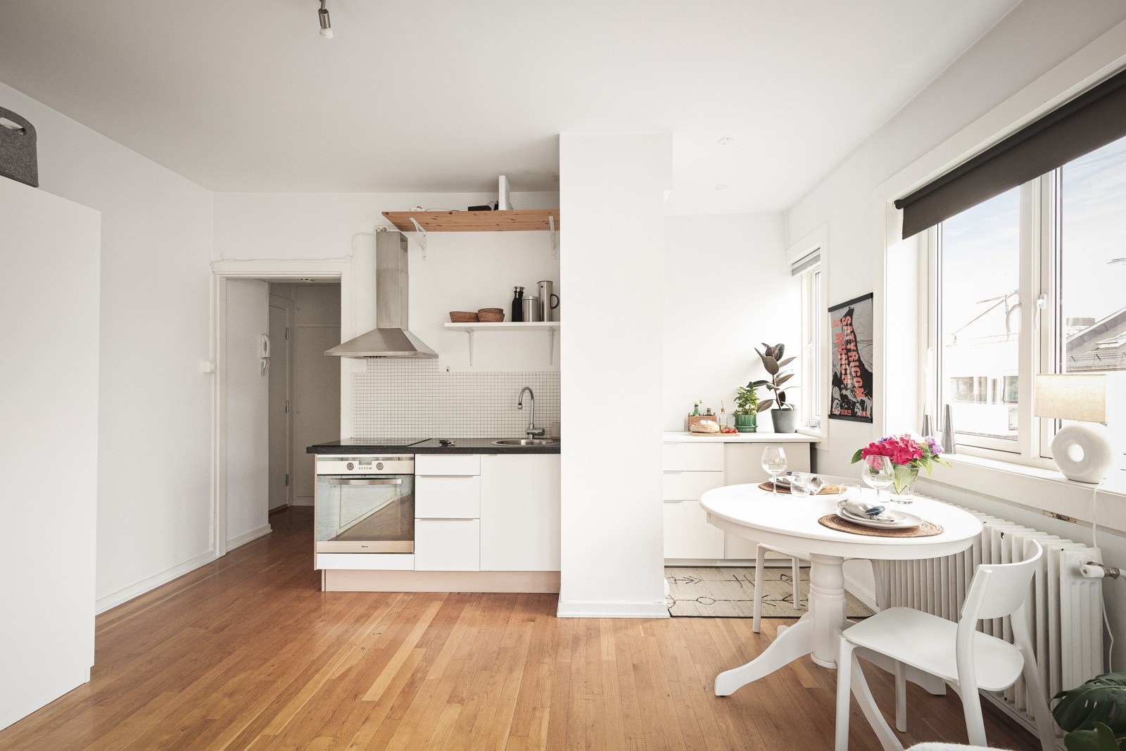 Moderne kjøkken i åpen løsning mot stuen. Galleribilde