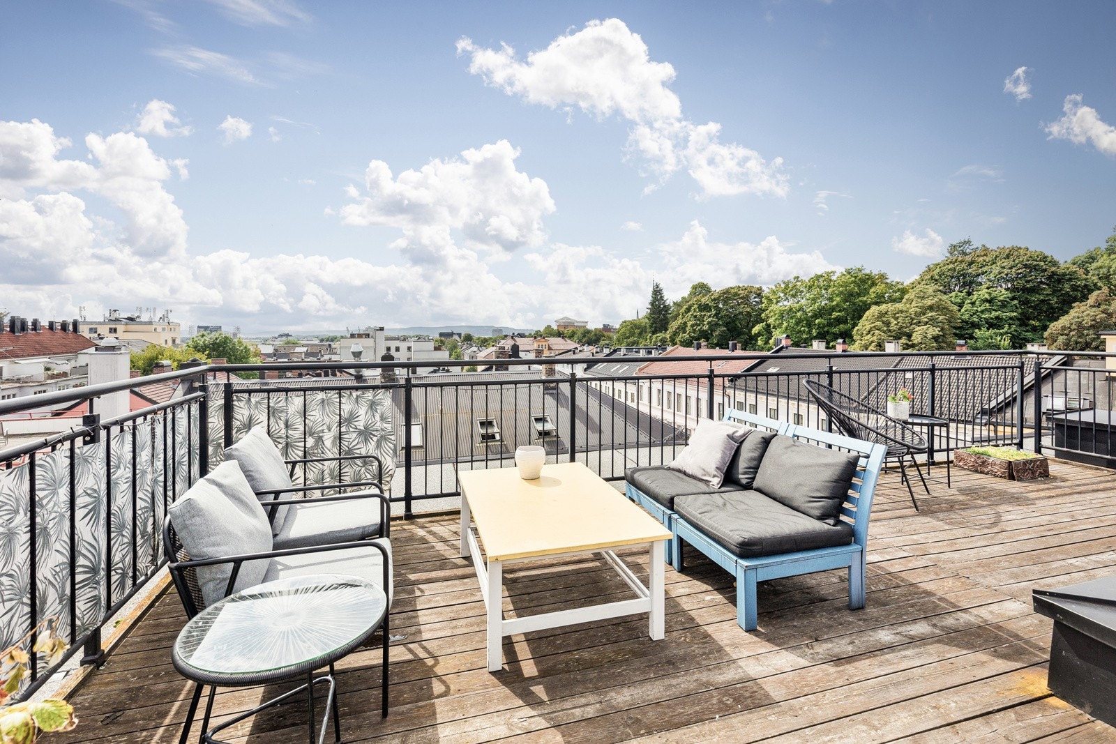 Enkel tilgang til felles takterrasse med praktfull utsikt og gode solforhold. Galleribilde