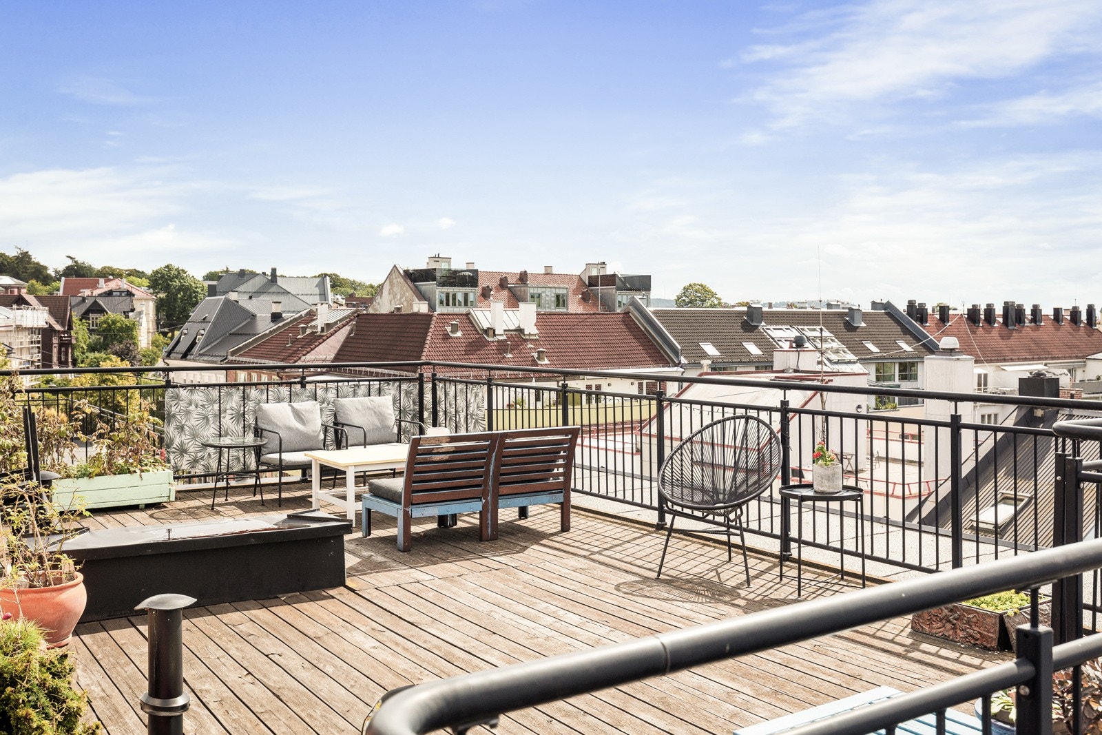 Stor felles takterrasse med flere sittegrupper. Galleribilde