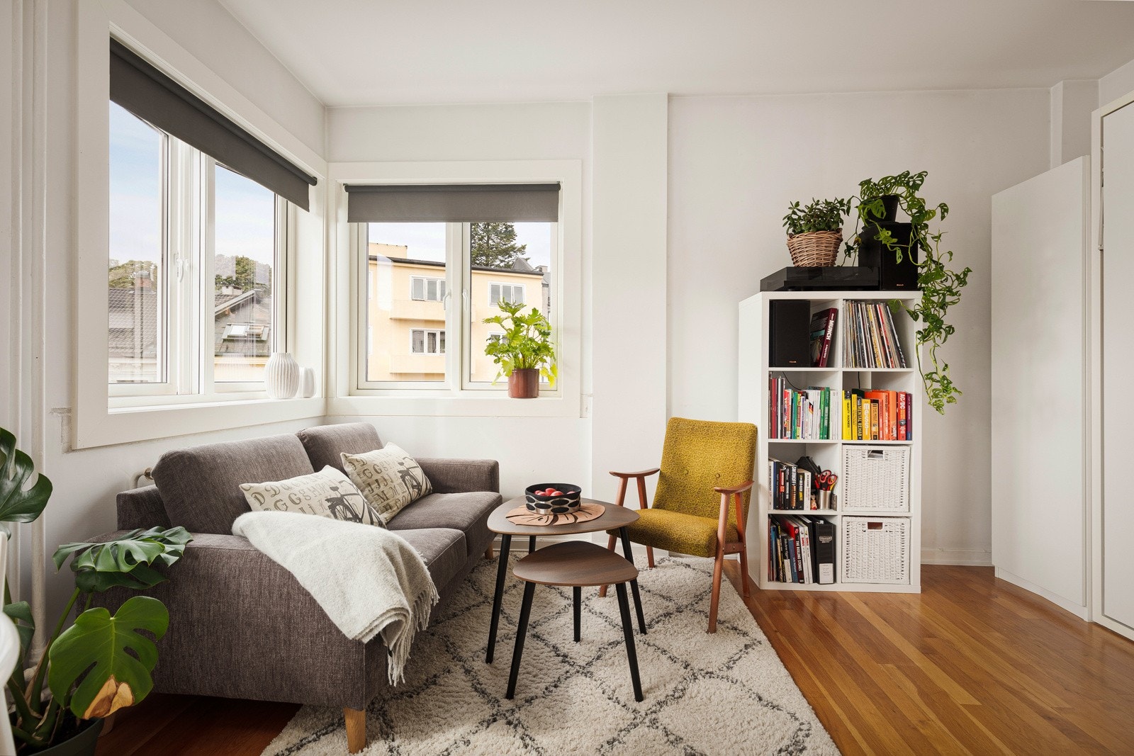 Stuen er romslig med god plass til sofagruppe, medievegg og spisebord. Galleribilde