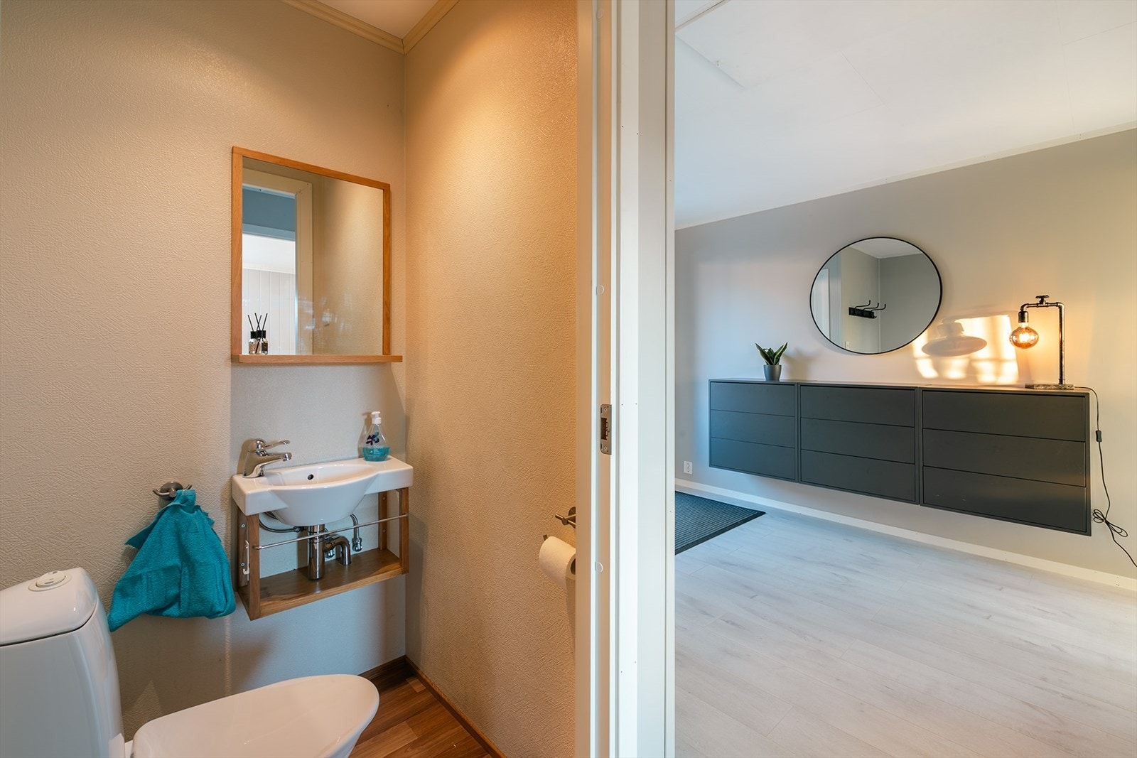 WC ved inngangspartiet Galleribilde