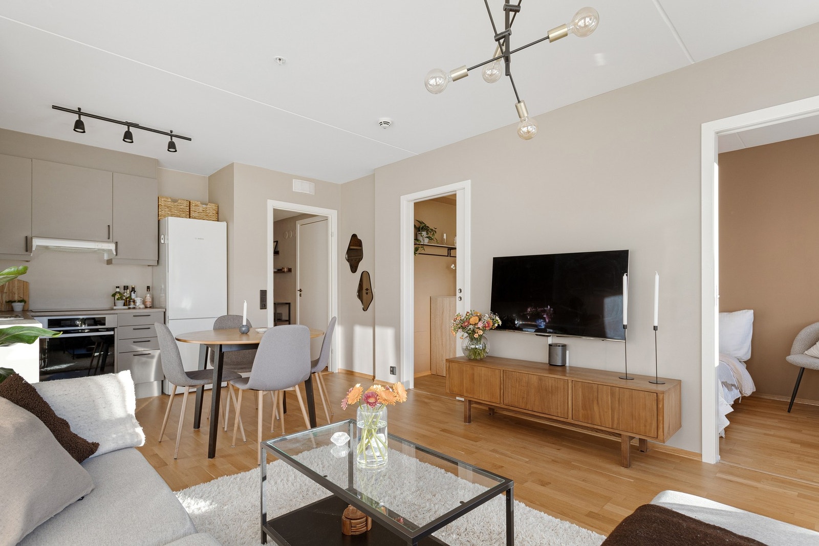 Stuen og kjøkkenet ligger i en åpen løsning - noe som gir et hyggelig allrom. Galleribilde