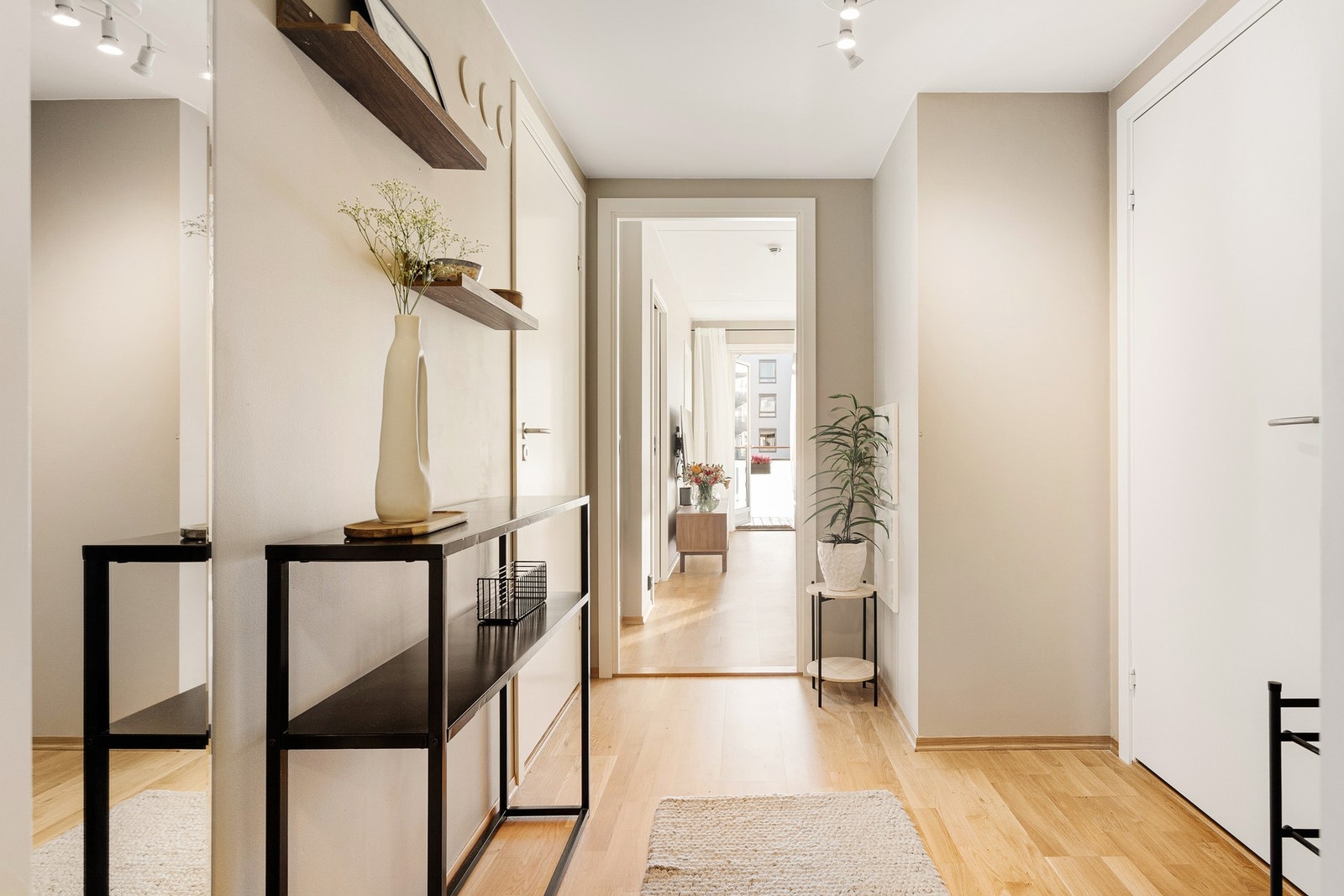 Det er heisadkomst til leiligheten som ligger fint og luftig til i byggets 3.etasje. Galleribilde